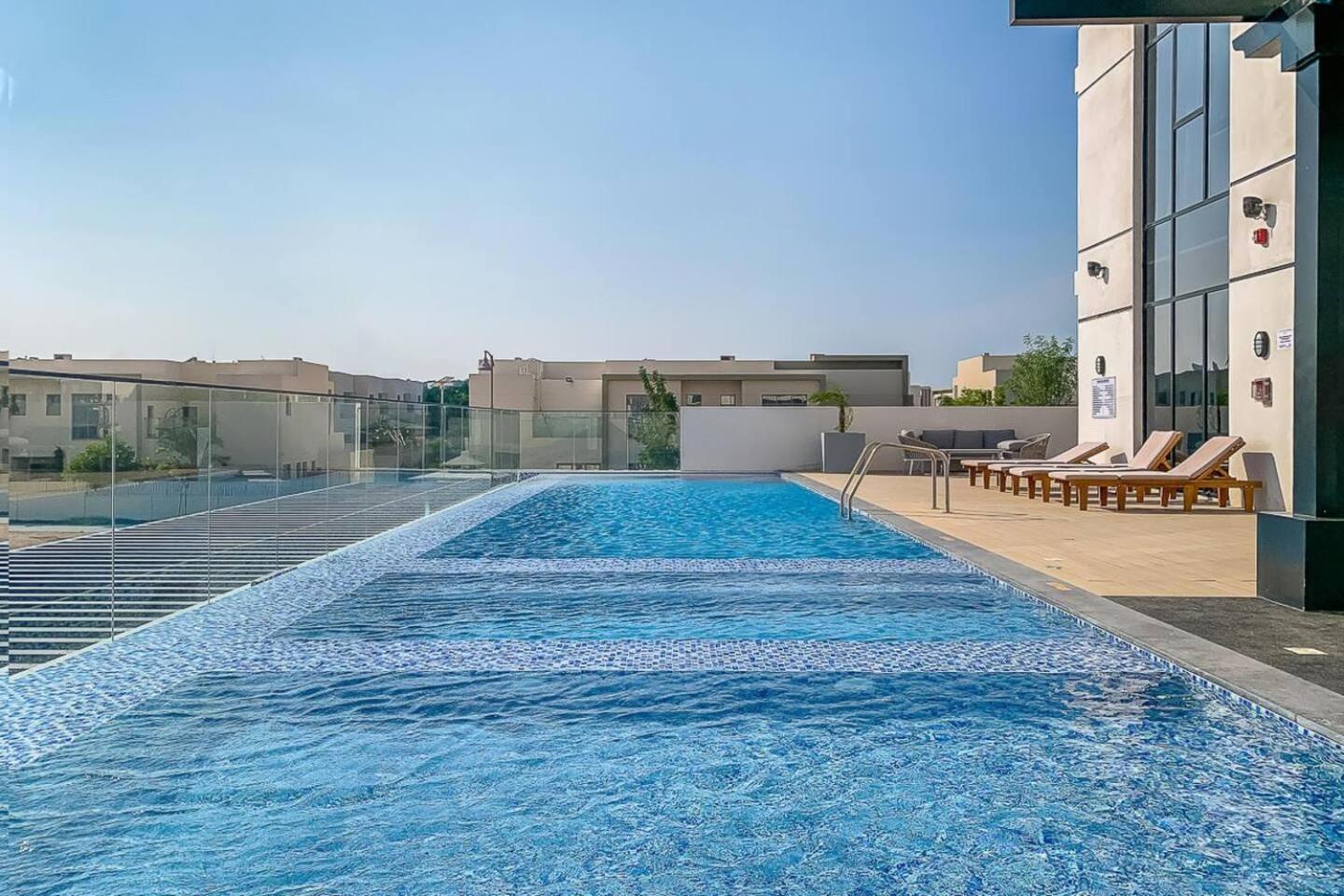 Cozy With Pool - 10 Mins From Marina Apartment *