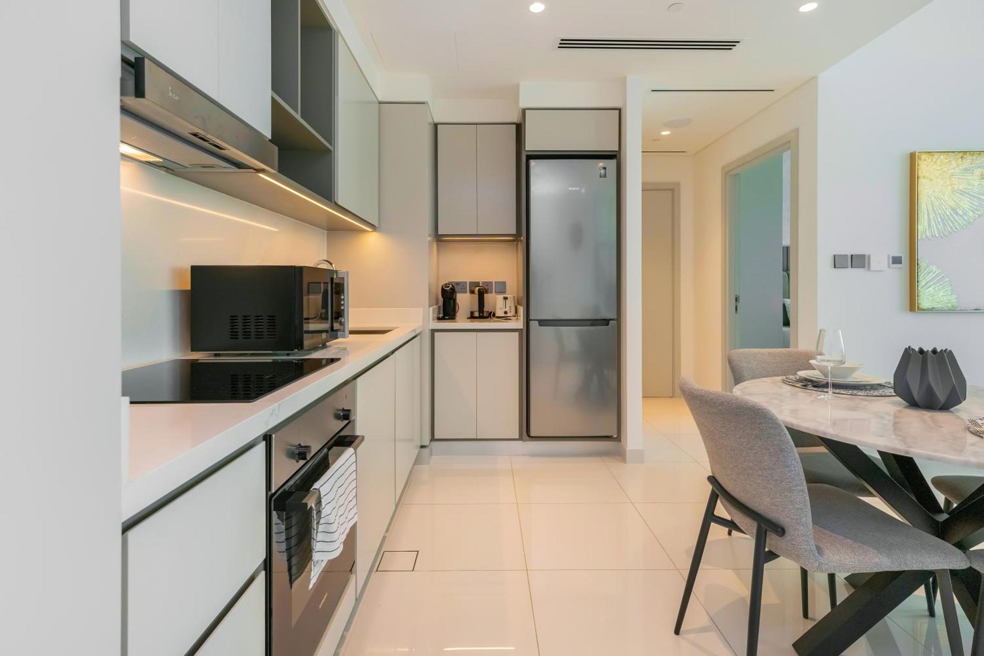 Apartment Fam Living - Beachfront Getaway In Emaar Beachfront - Private Access And Luxury Amenities Dubai