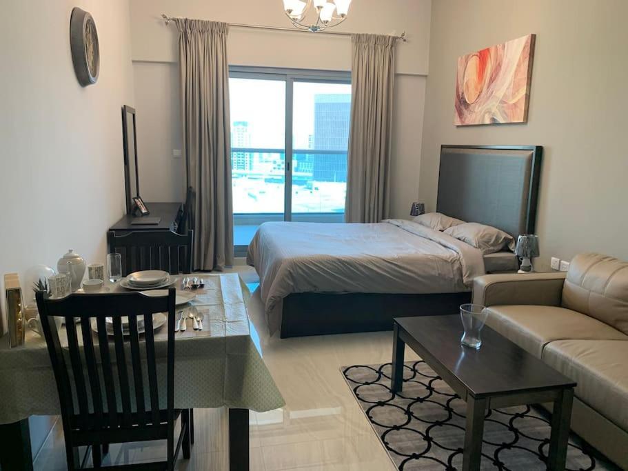 Cozy Business Bay Burj Khalifa Canal View Apartment *