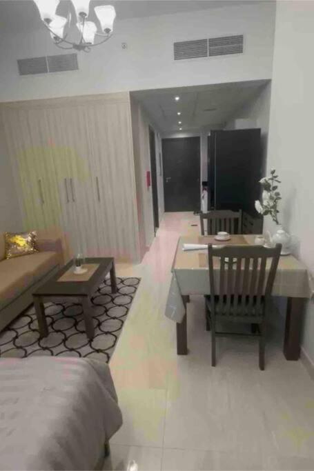 Cozy Business Bay Burj Khalifa Canal View Apartment Dubai