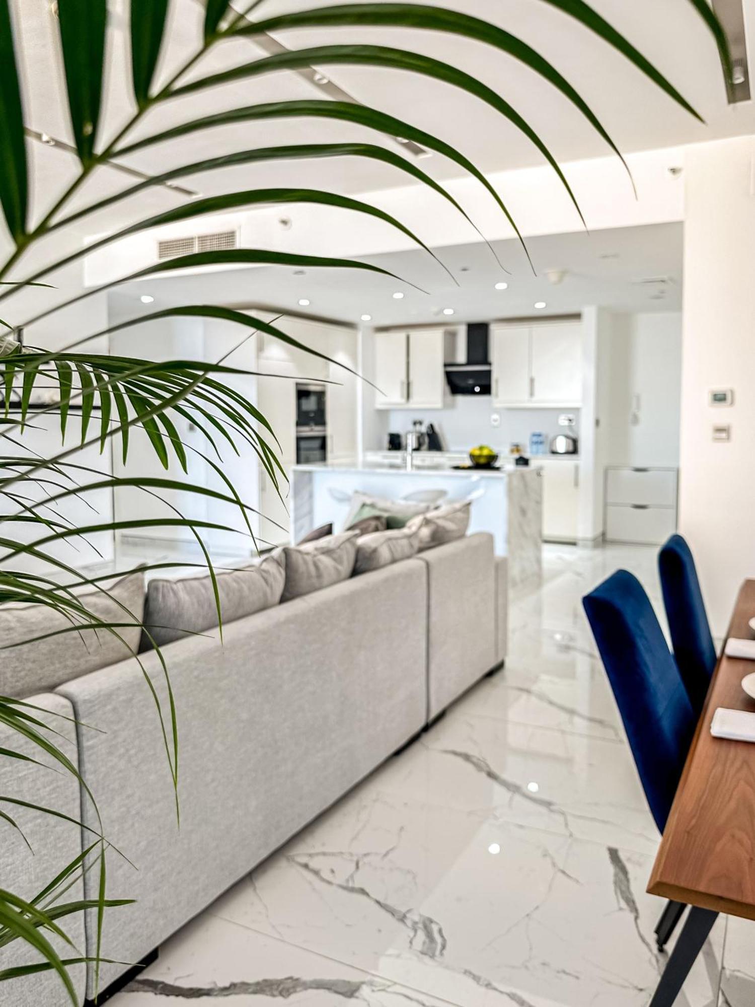 Gma Murjan 2br Sea View High Floor * Dubai