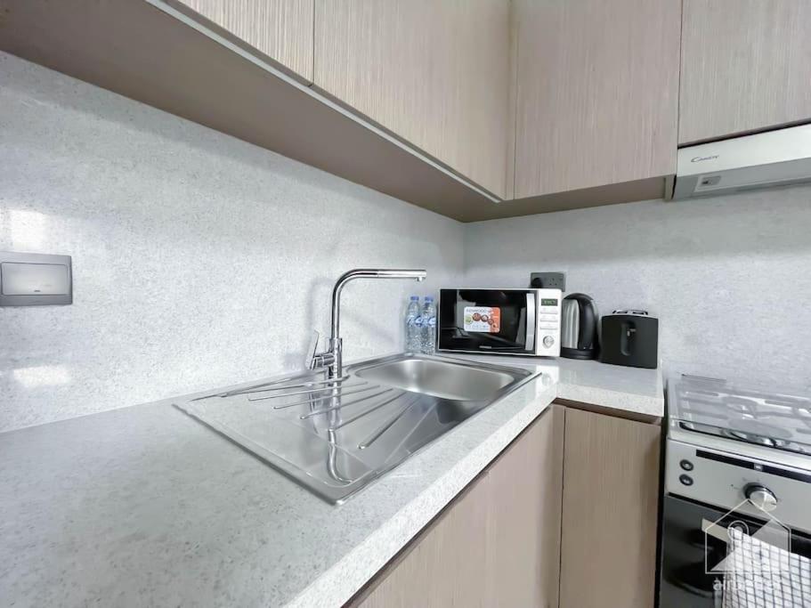 Luxurious 1b With Breathtaking Views Downtown Apartment