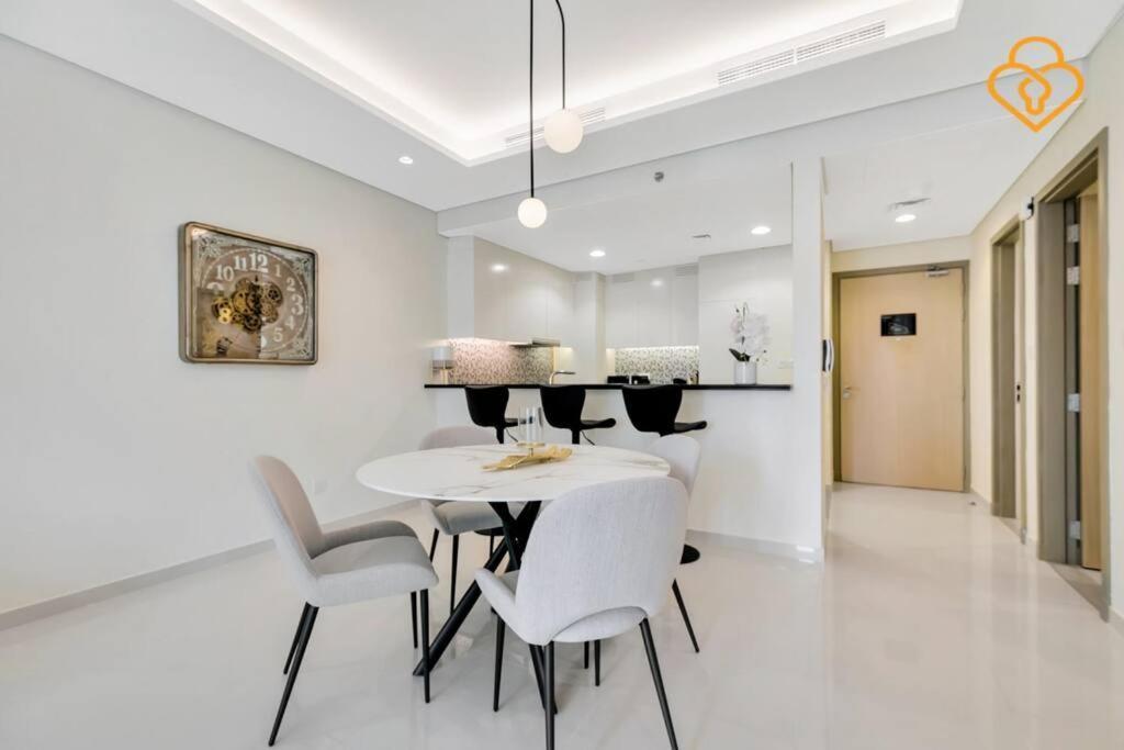 Keysplease 2 B/r With Burj Views Paramount Midtown, Minutes To Mall Apartment Dubai