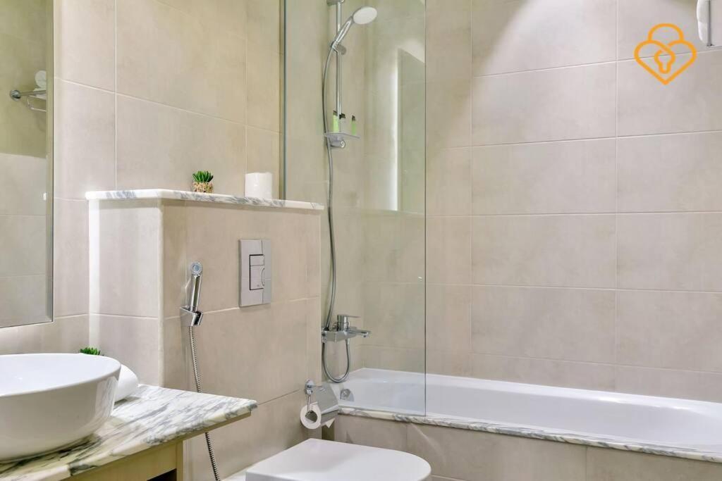 Keysplease 2 B/r With Burj Views Paramount Midtown, Minutes To Mall * Dubai