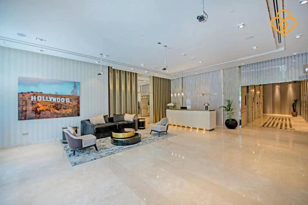 Keysplease 2 B/r With Burj Views Paramount Midtown, Minutes To Mall Apartment