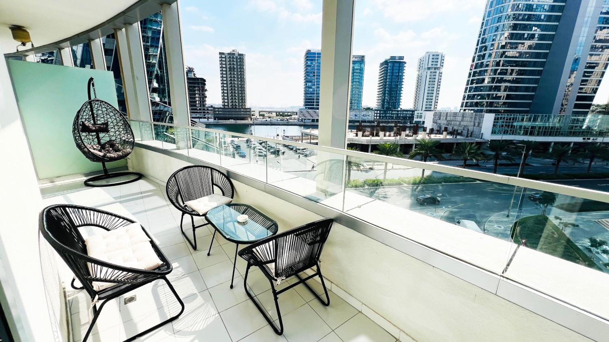 Luxe 1br Sleeps 4, Near Burj Khalifa And Mall With Pool And Free Parking