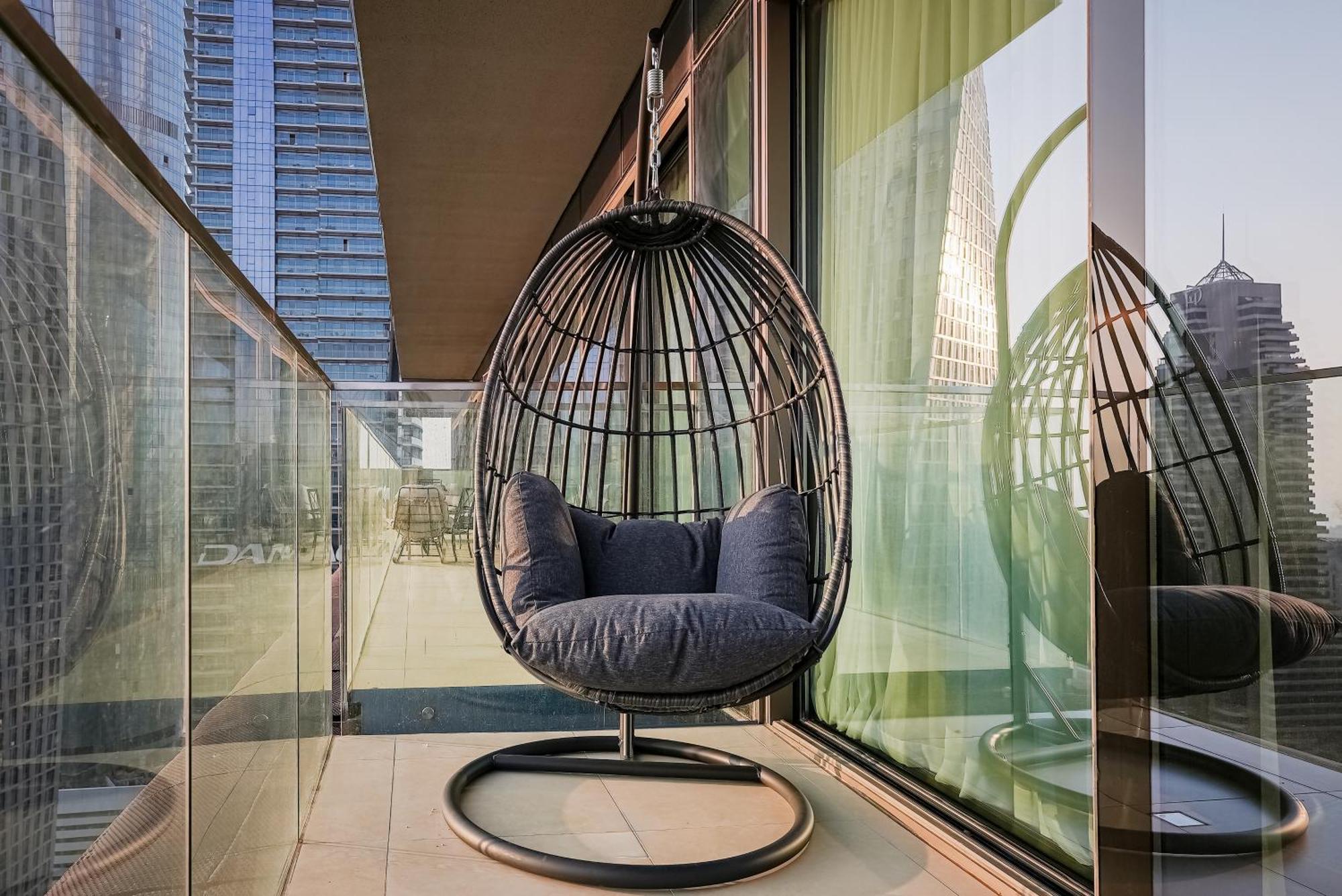 Luxe Living: Spacious Waterfront 2br In Marina Gate Dubai