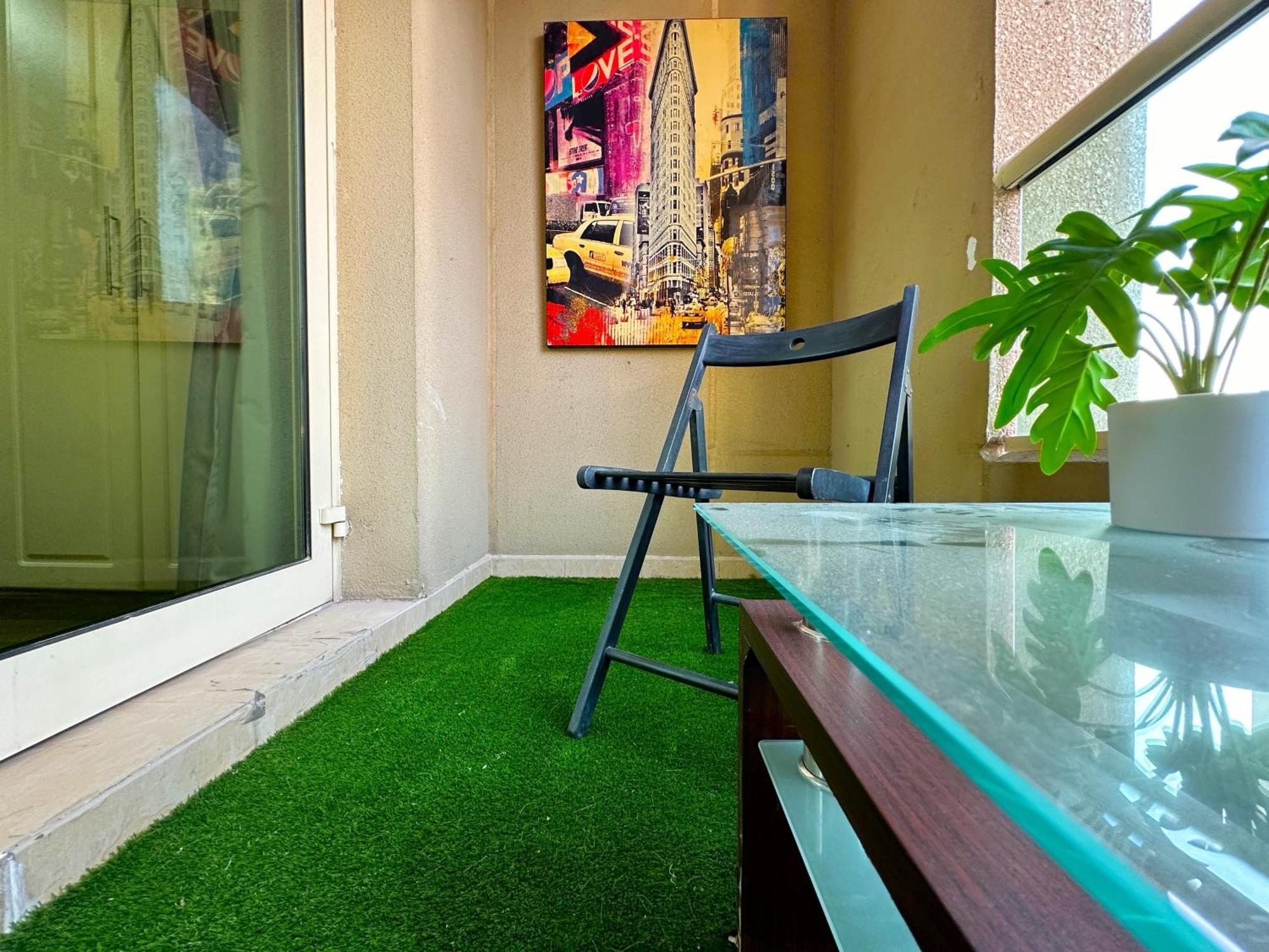 Brand New W/ Balcony In Center Of Marina *