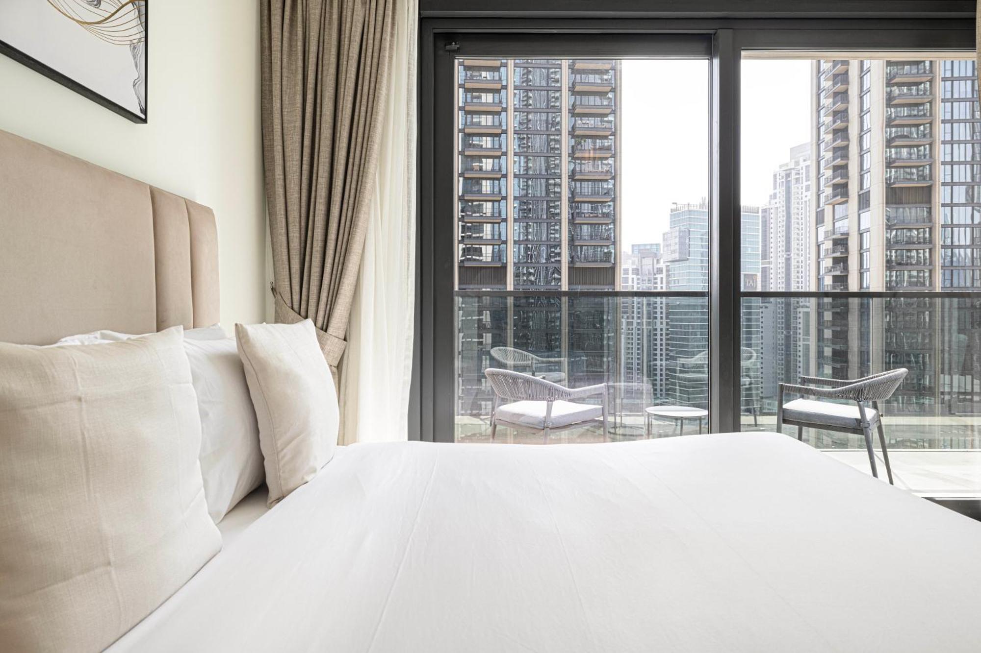 Homesgetaway -lavish 1br In Act One Downtown * Dubai
