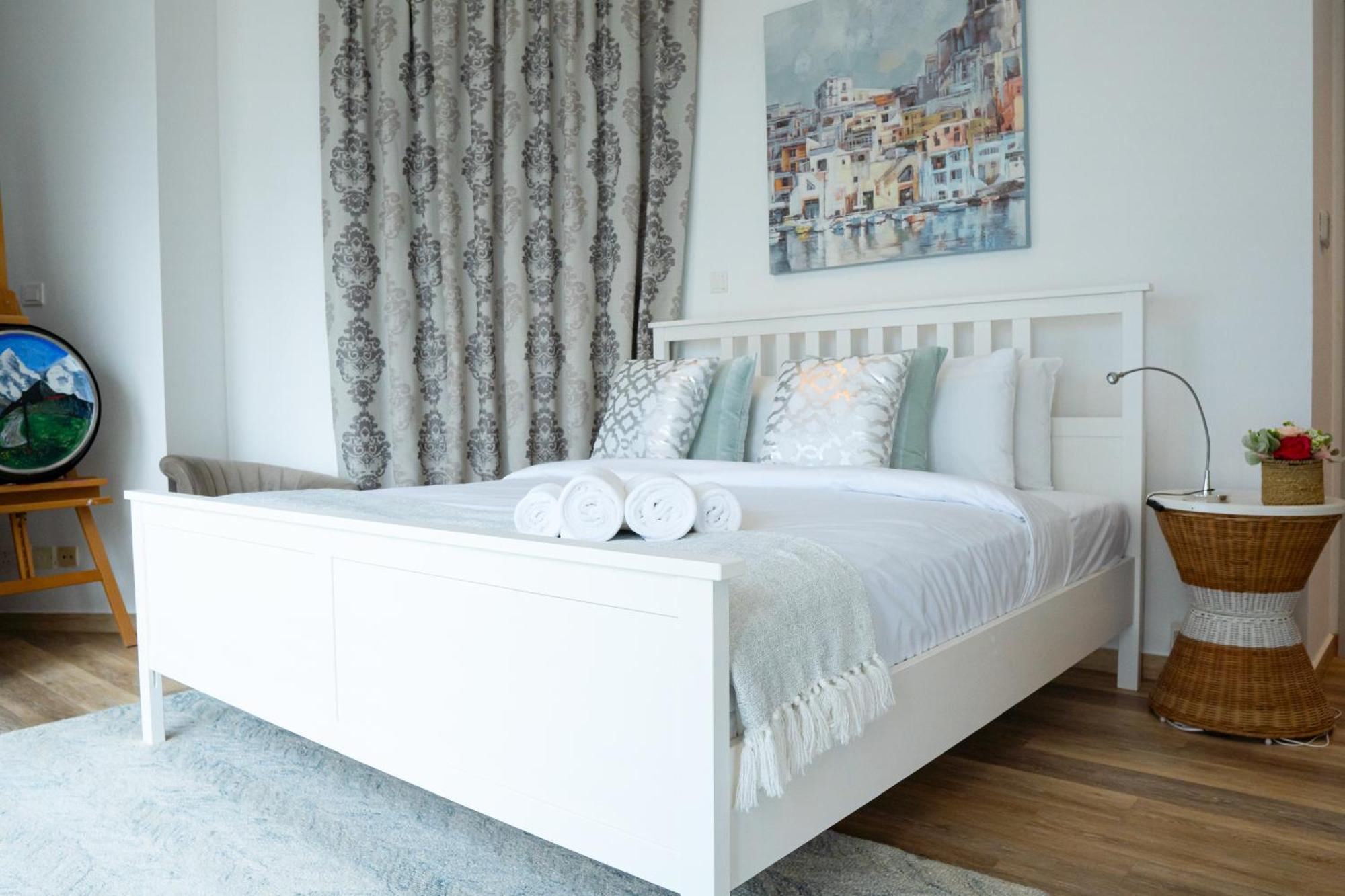 Veluxa - Stylish 2 Bed With View Apartment