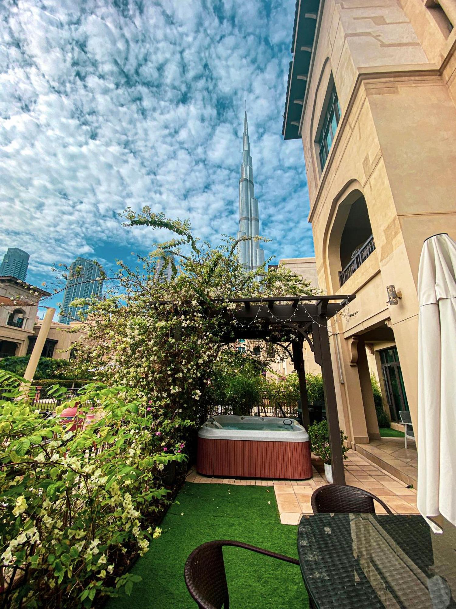 Luxurious Unique 2 Bed With Private Jacuzzi & Garden - Connected To Souk Al Bahar - Mall Apartment