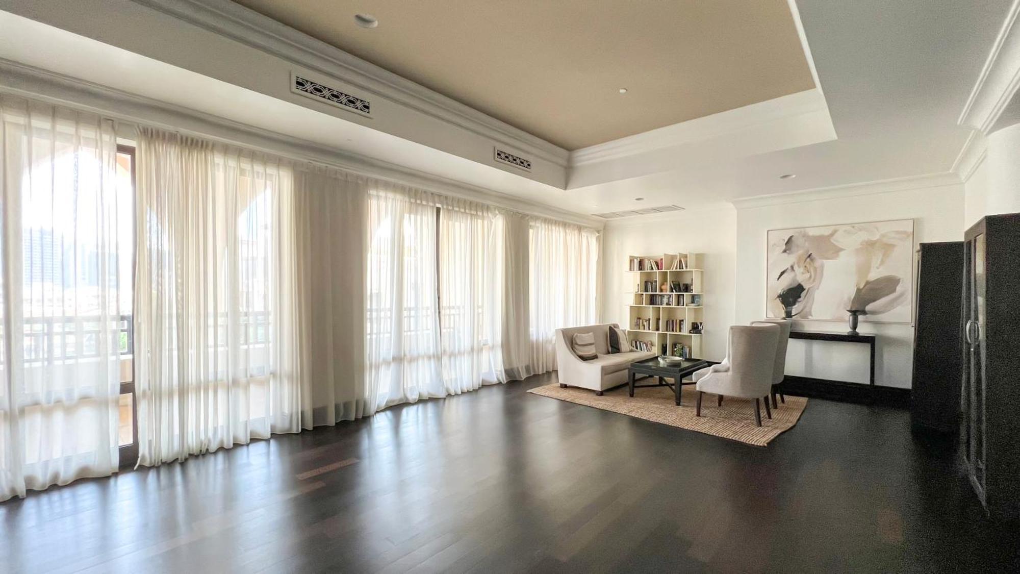 Luxurious Unique 2 Bed With Private Jacuzzi & Garden - Connected To Souk Al Bahar - Mall Apartment Dubai