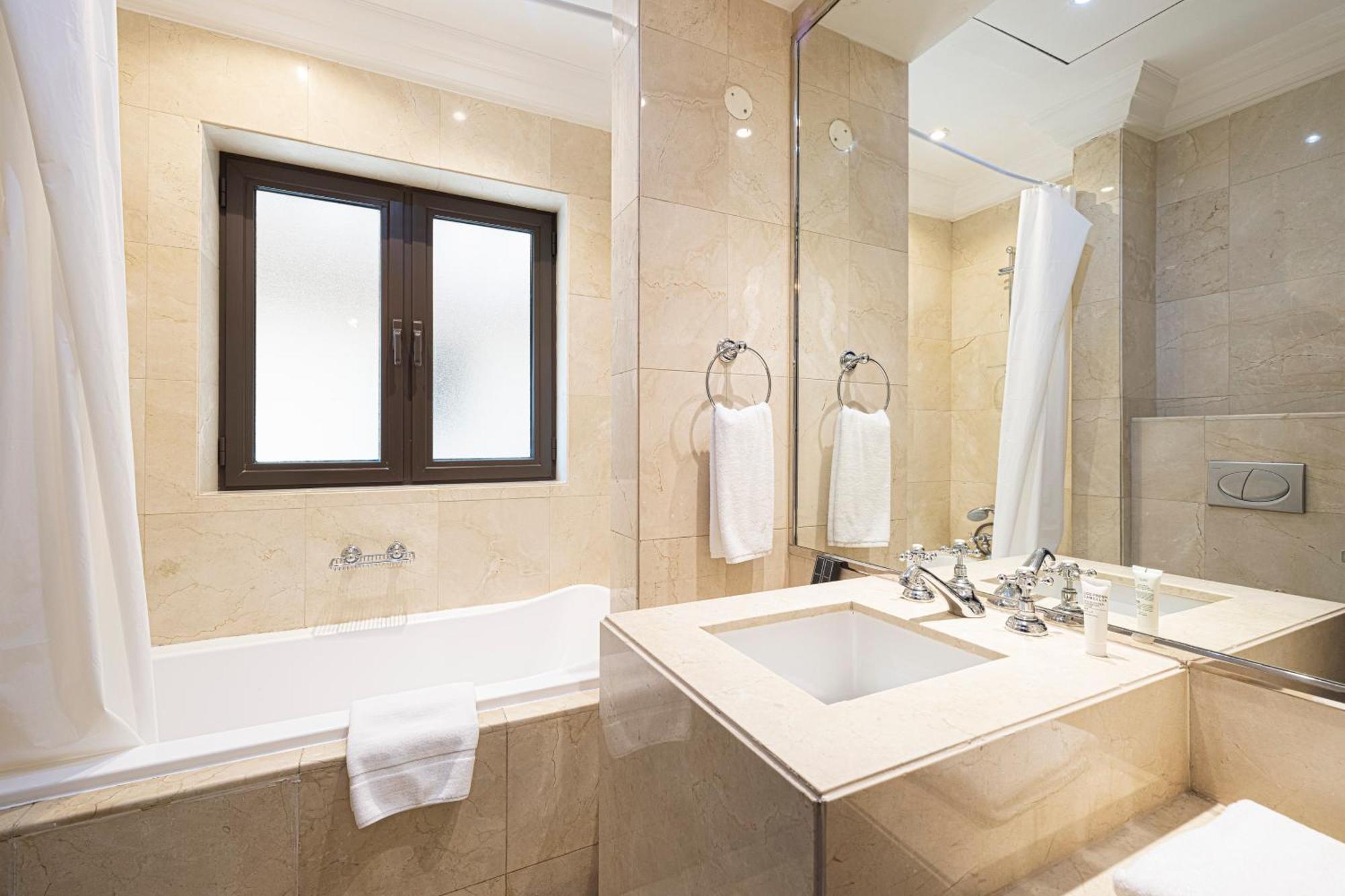 Apartment Luxurious Unique 2 Bed With Private Jacuzzi & Garden - Connected To Souk Al Bahar - Mall