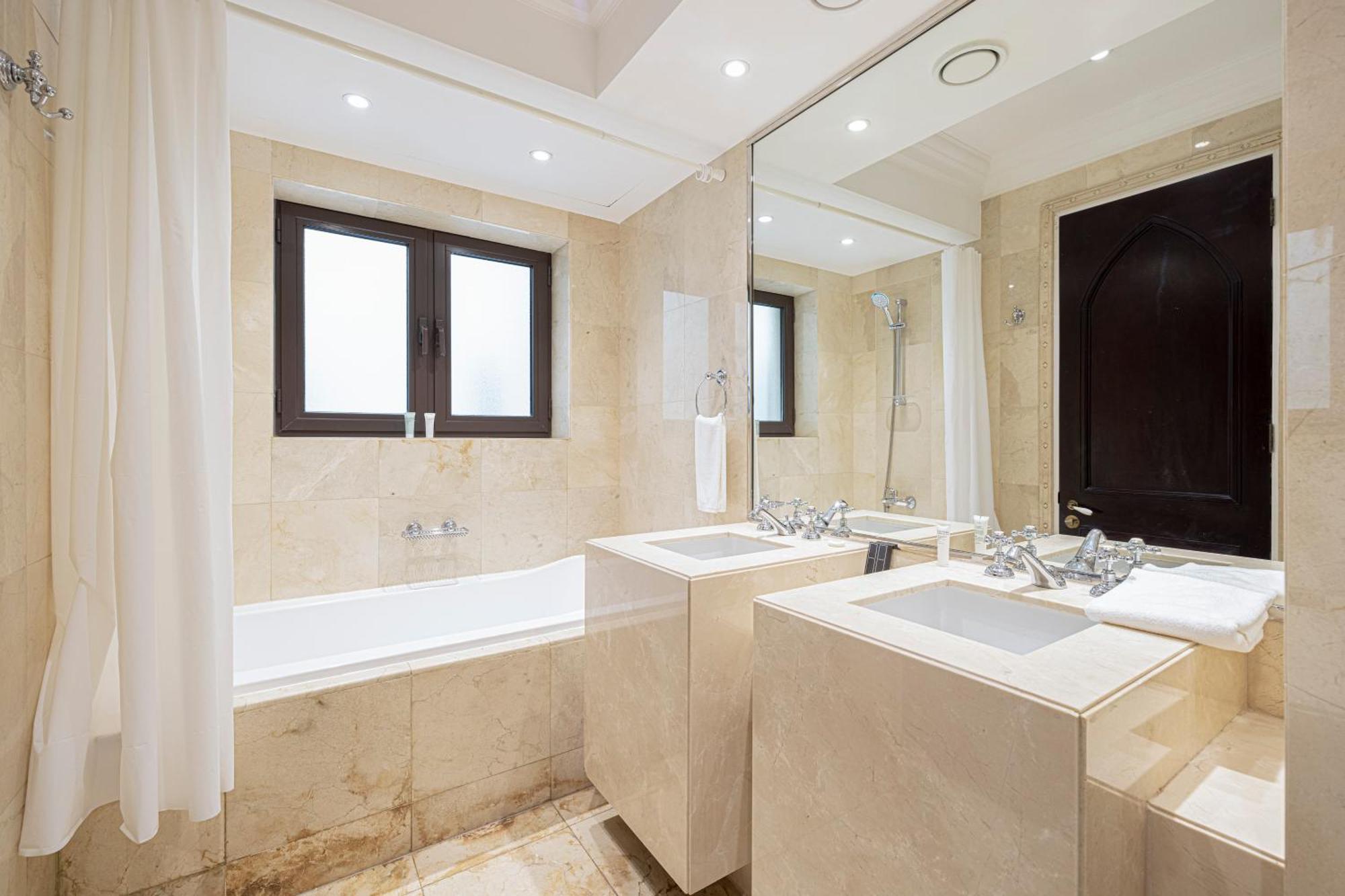 Luxurious Unique 2 Bed With Private Jacuzzi & Garden - Connected To Souk Al Bahar - Mall Apartment Dubai