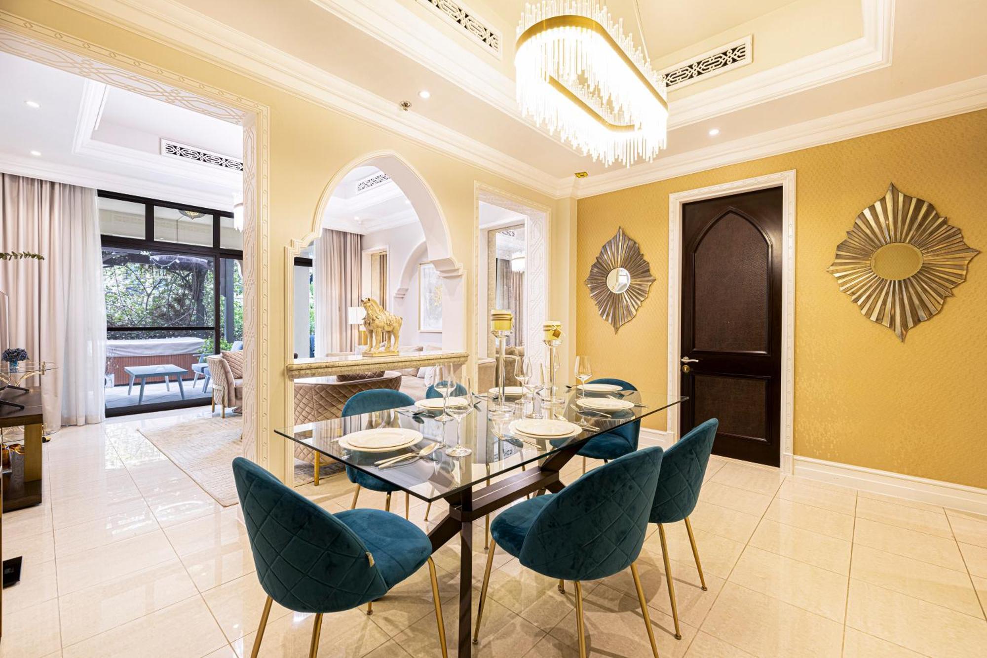 Luxurious Unique 2 Bed With Private Jacuzzi & Garden - Connected To Souk Al Bahar - Mall Apartment