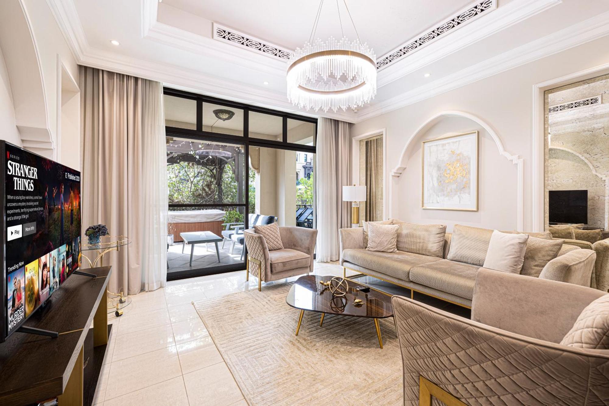 Apartment Luxurious Unique 2 Bed With Private Jacuzzi & Garden - Connected To Souk Al Bahar - Mall *