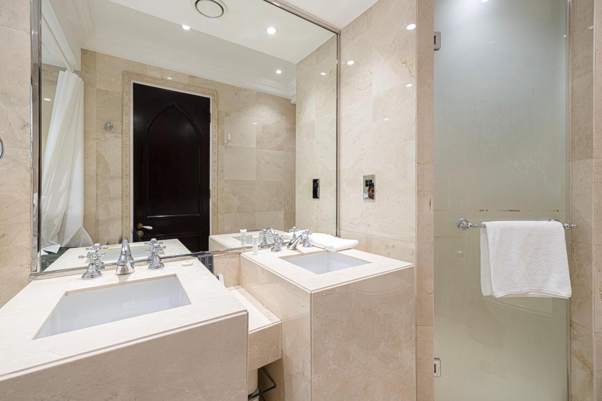 Luxurious Unique 2 Bed With Private Jacuzzi & Garden - Connected To Souk Al Bahar - Mall Apartment Dubai