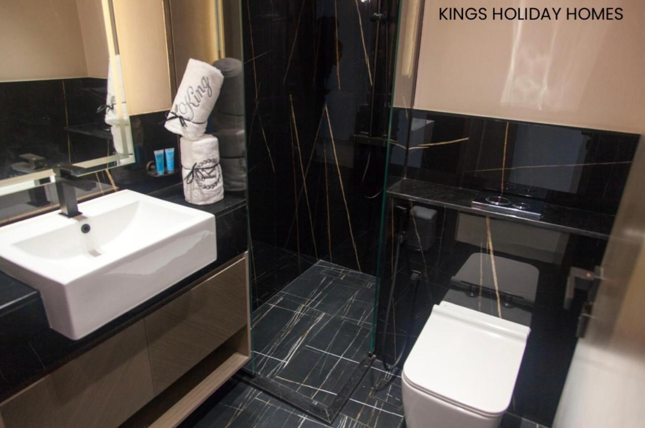 Binghatti Canal , Burj Khalifa View With Private Jacuzzi And Cinema Screen ,kings Apartment