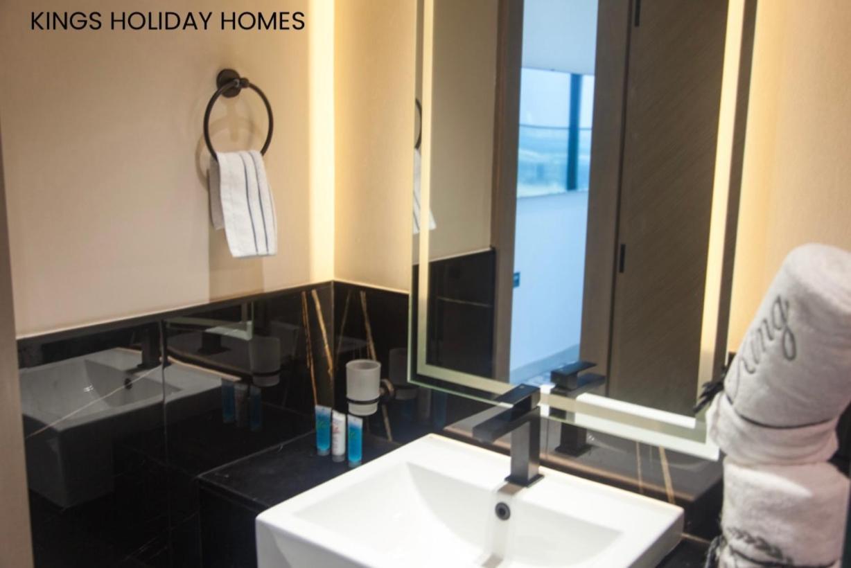 Apartment Binghatti Canal , Burj Khalifa View With Private Jacuzzi And Cinema Screen ,kings *