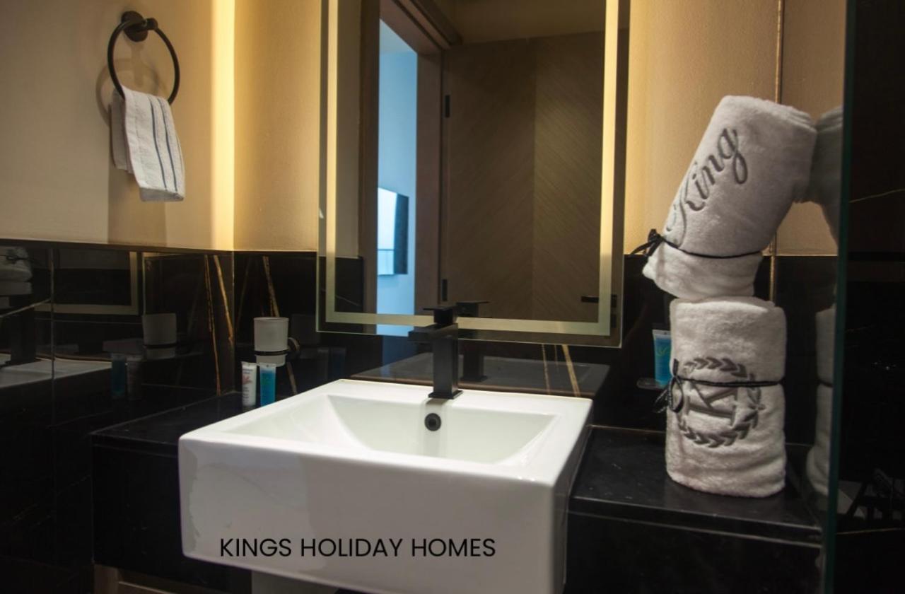 Apartment Binghatti Canal , Burj Khalifa View With Private Jacuzzi And Cinema Screen ,kings