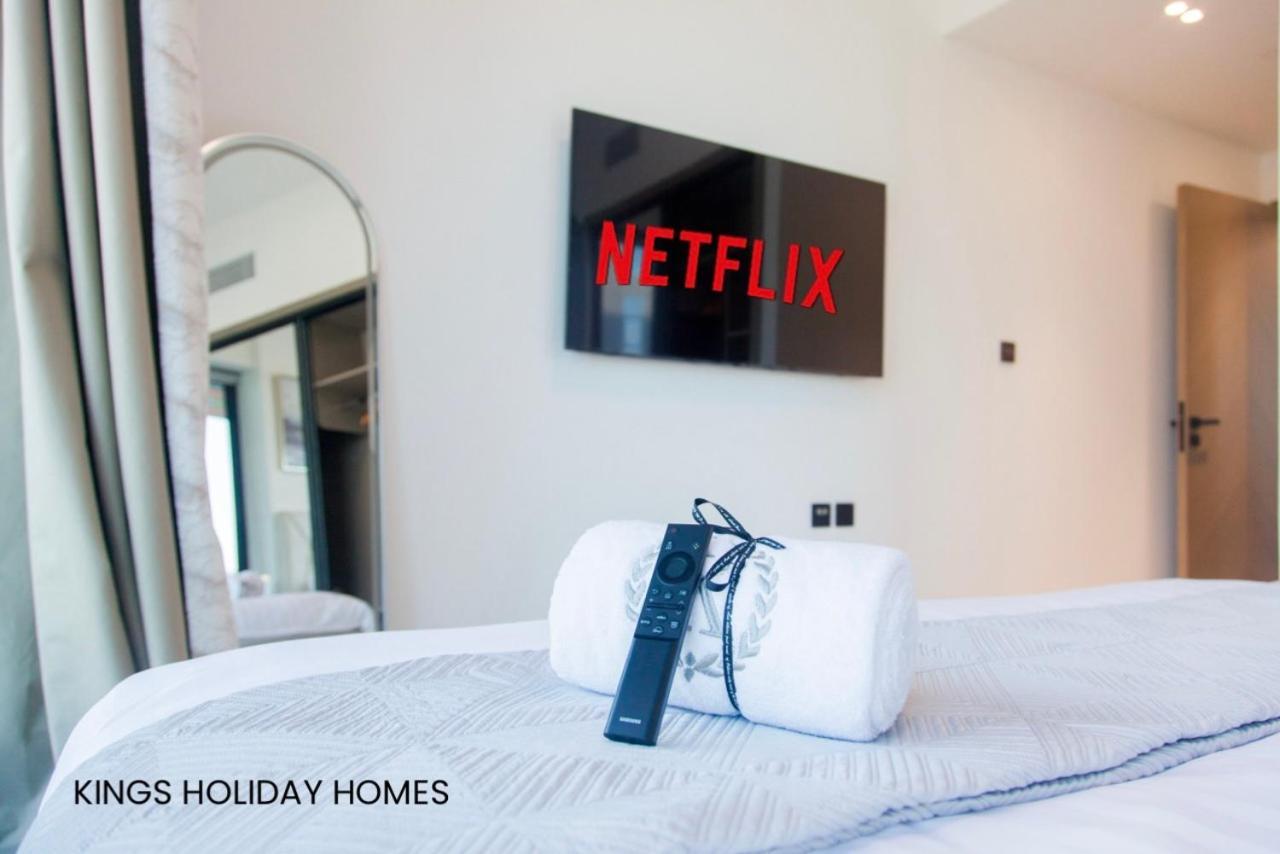 Binghatti Canal , Burj Khalifa View With Private Jacuzzi And Cinema Screen ,kings Apartment