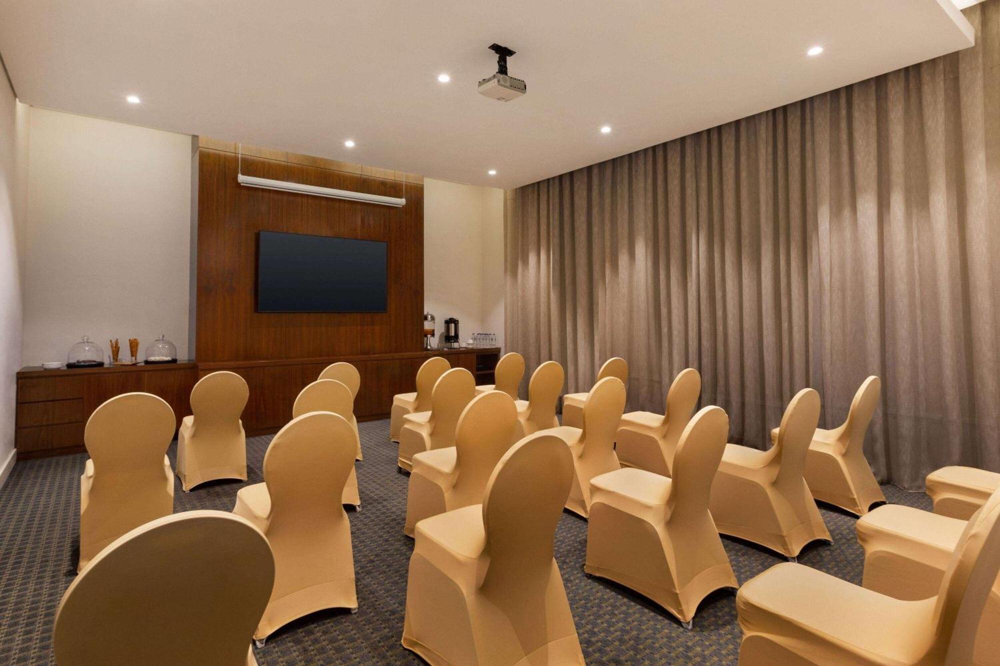Hotel Ramada By Wyndham Barsha Heights