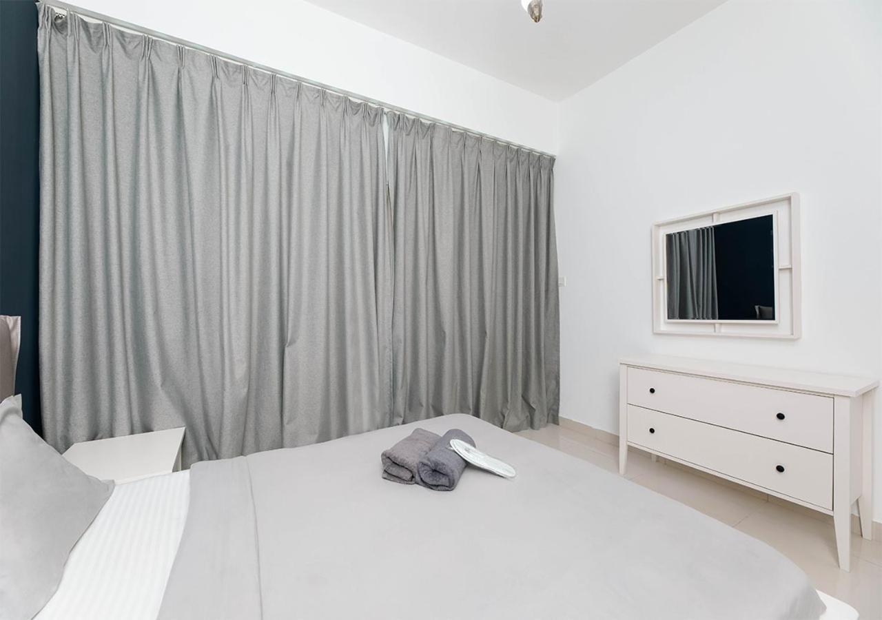 Stylish Space With Balcony Facing The Marina! *