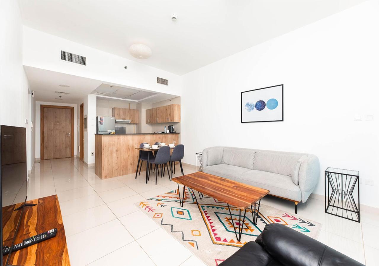 Apartment Stylish Space With Balcony Facing The Marina!