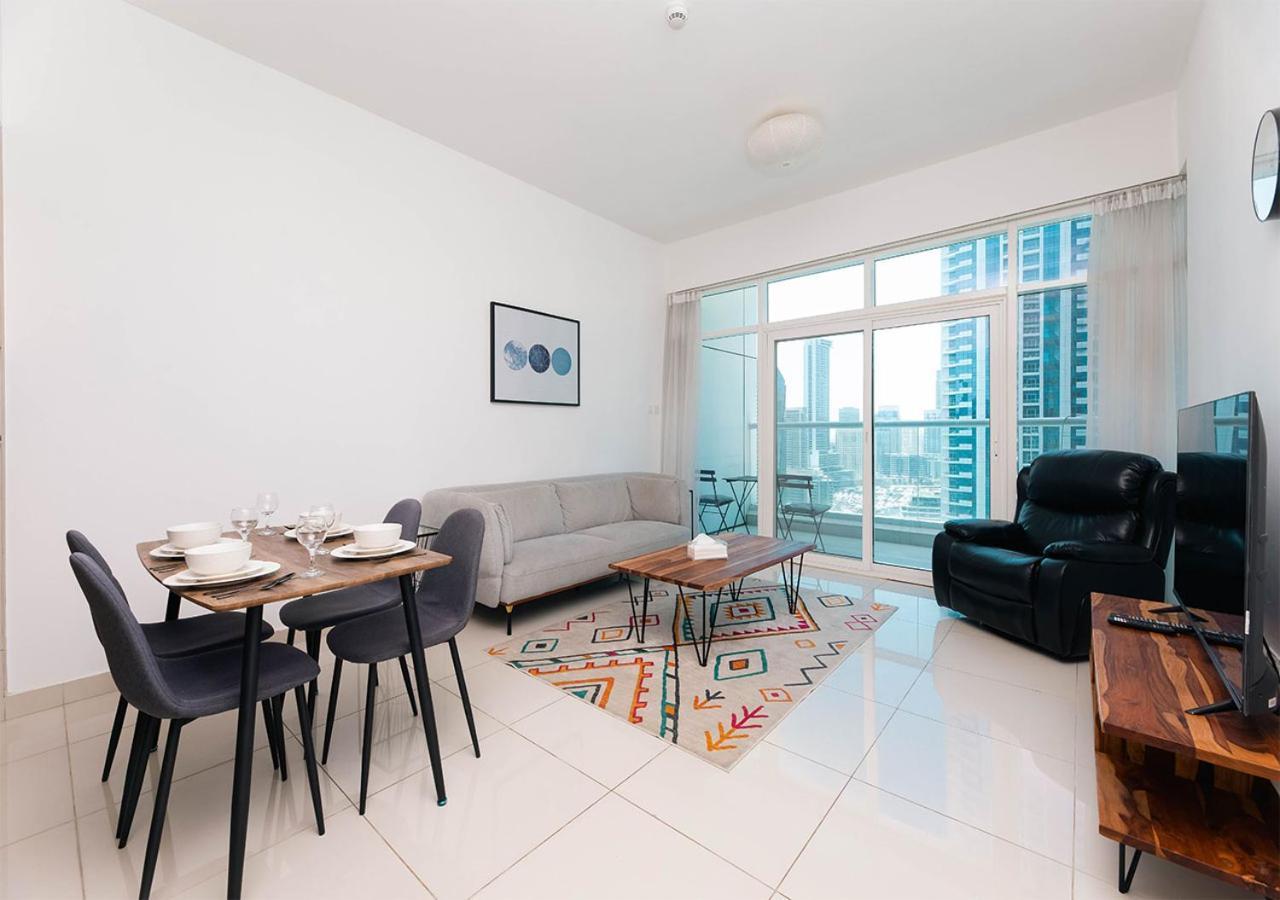 Stylish Space With Balcony Facing The Marina! Apartment *