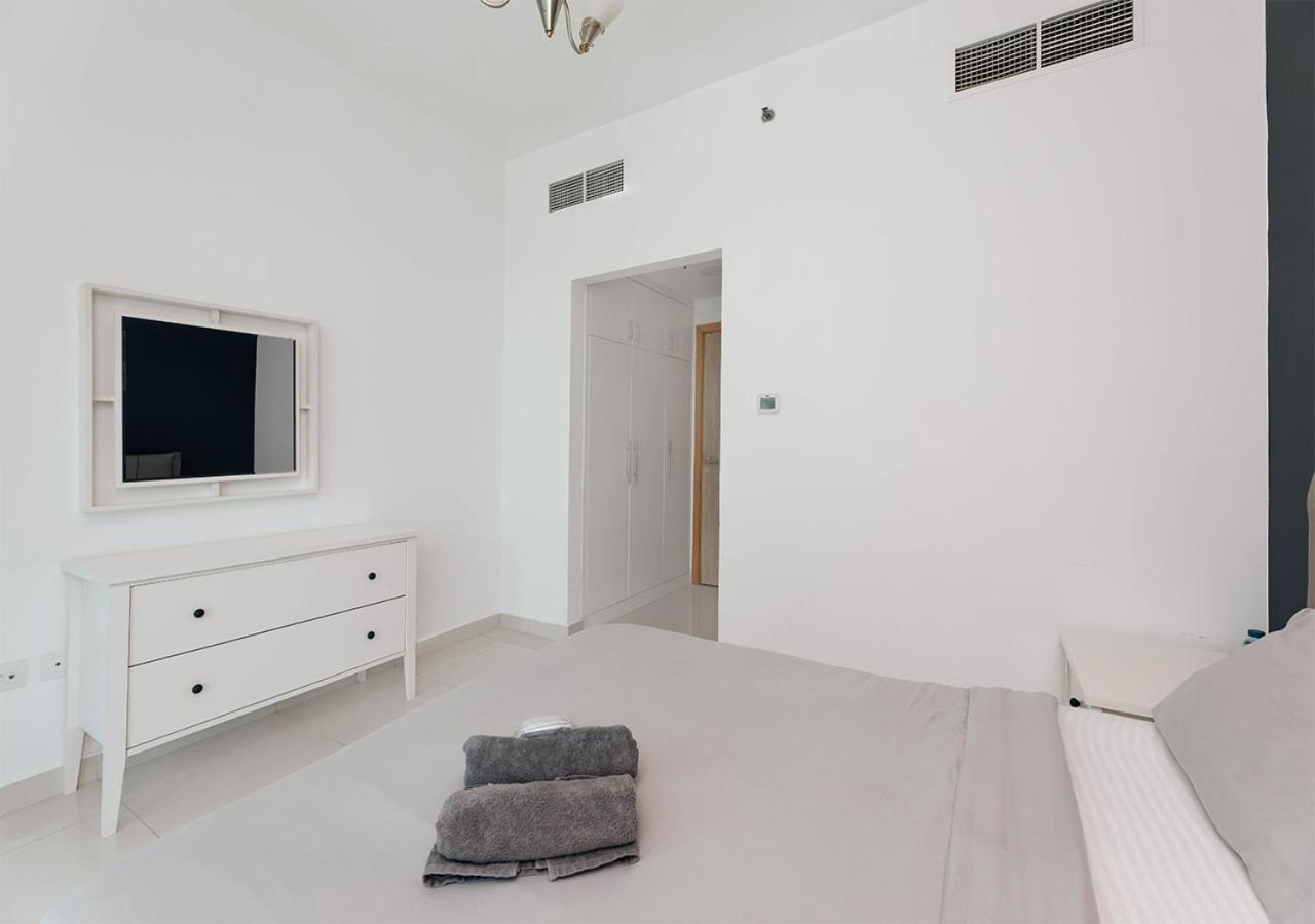 Stylish Space With Balcony Facing The Marina! *