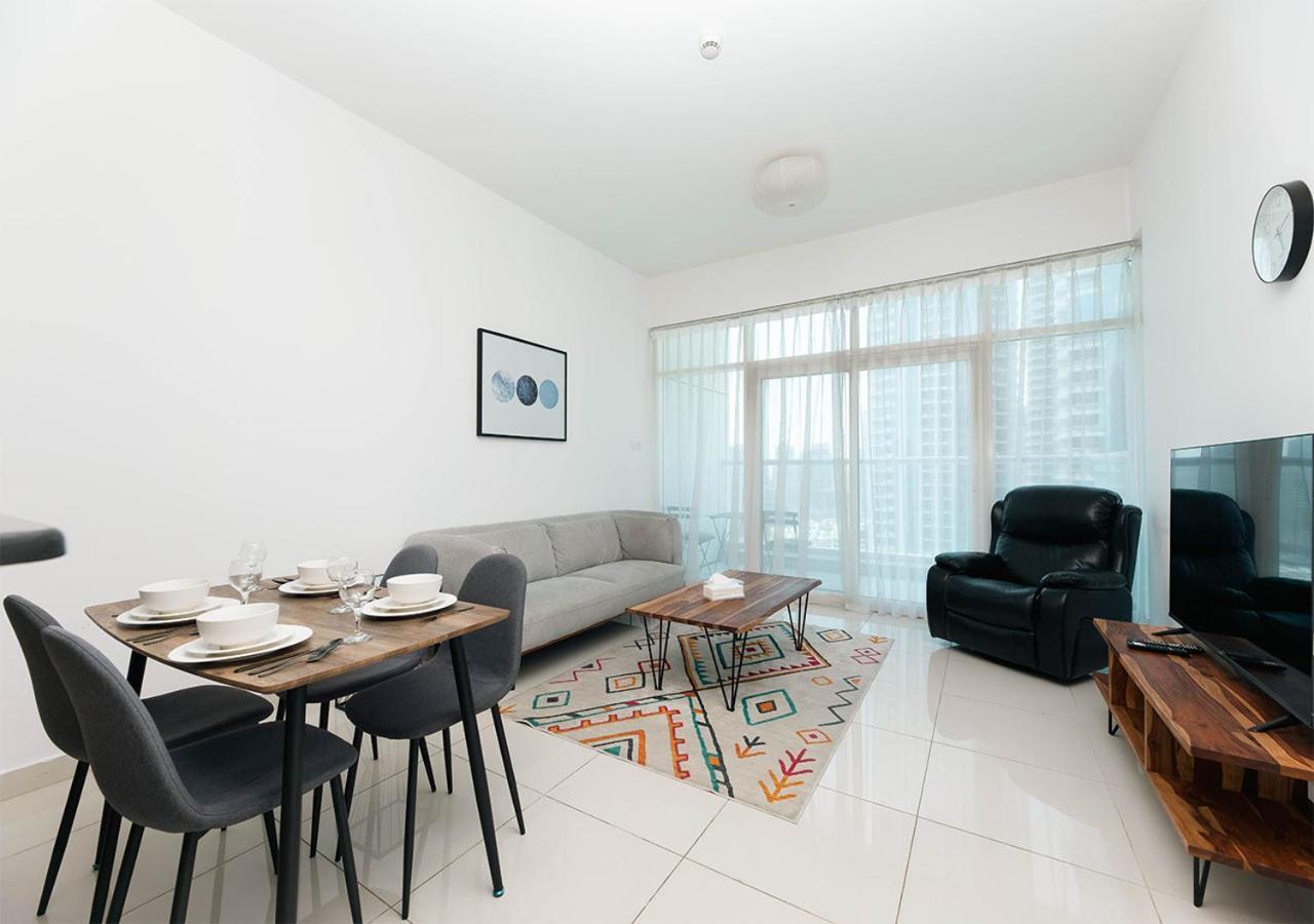Apartment Stylish Space With Balcony Facing The Marina!