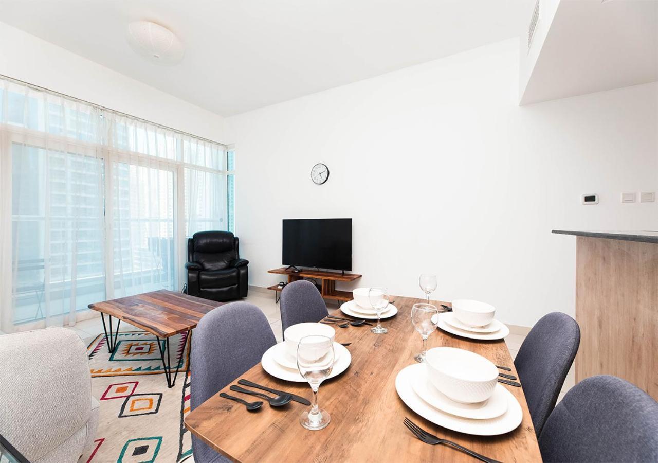 Stylish Space With Balcony Facing The Marina! Apartment