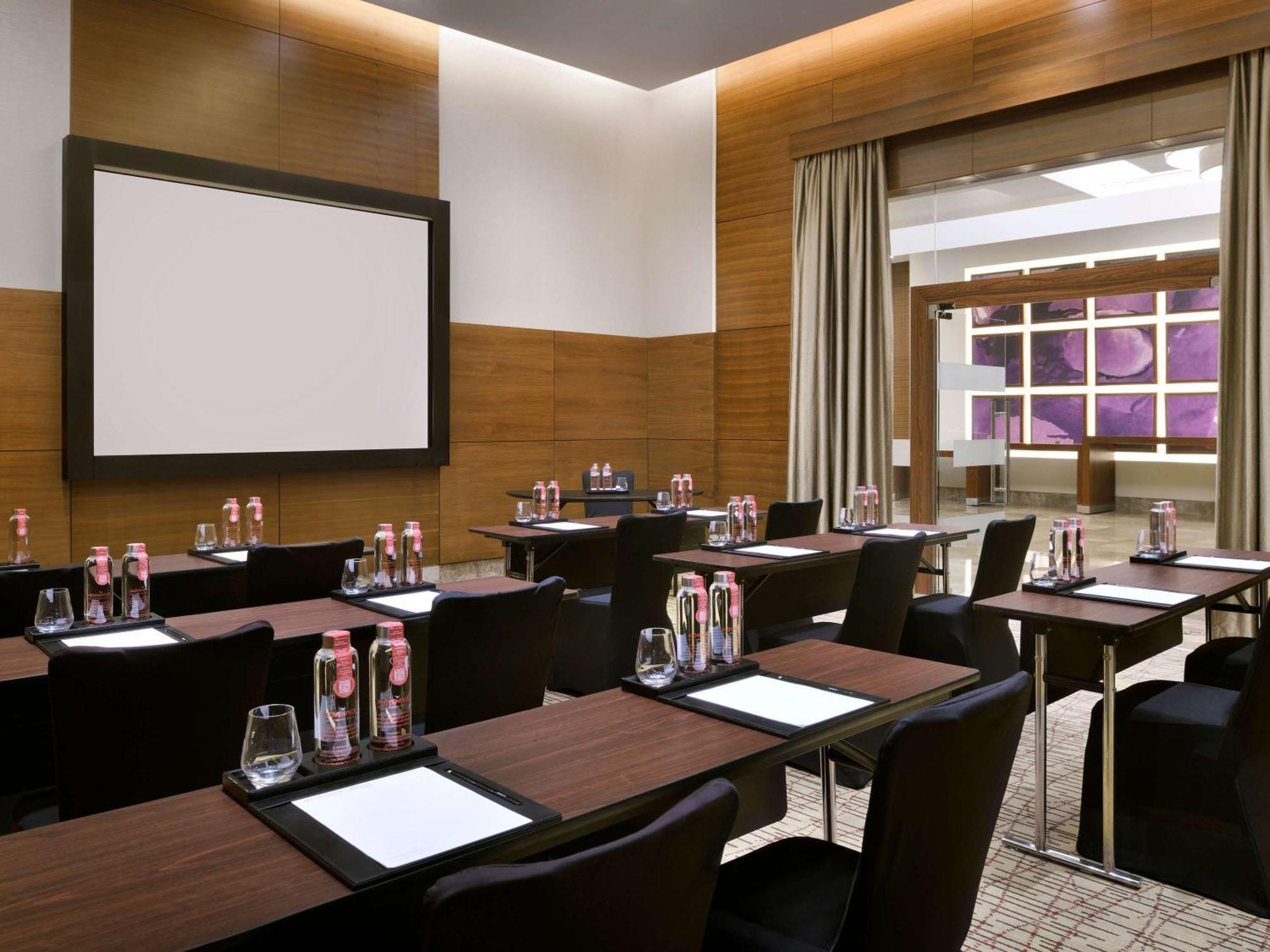 Hotel Moevenpick Jumeirah 5*