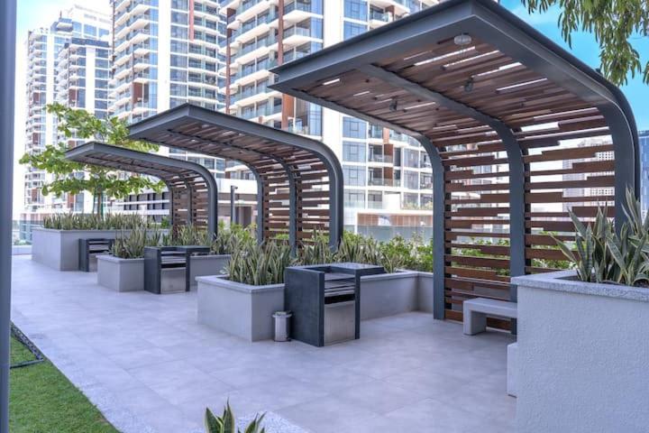 Apartment Vogue Al Wasl 1 West 13th Floor With Large Balcony For View Of Sheikh Zaid Road And One Za'abeel Tower And Burj Khalifa, Walkable To Metro With Easy Access To Sheikh Zayed Road & World Trade Centre *