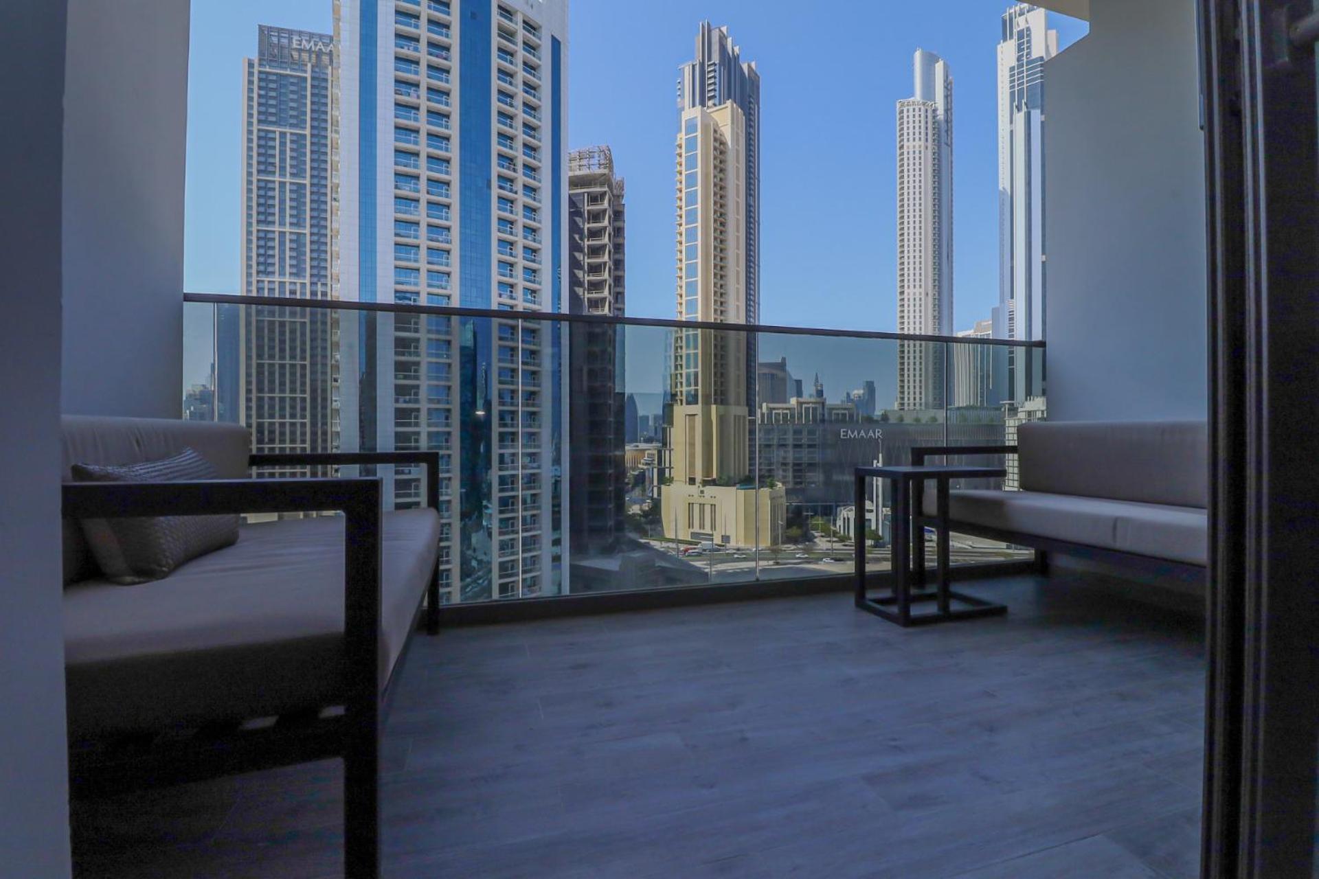 Chic With Balcony 5 Mins Walk To Mall Apartment
