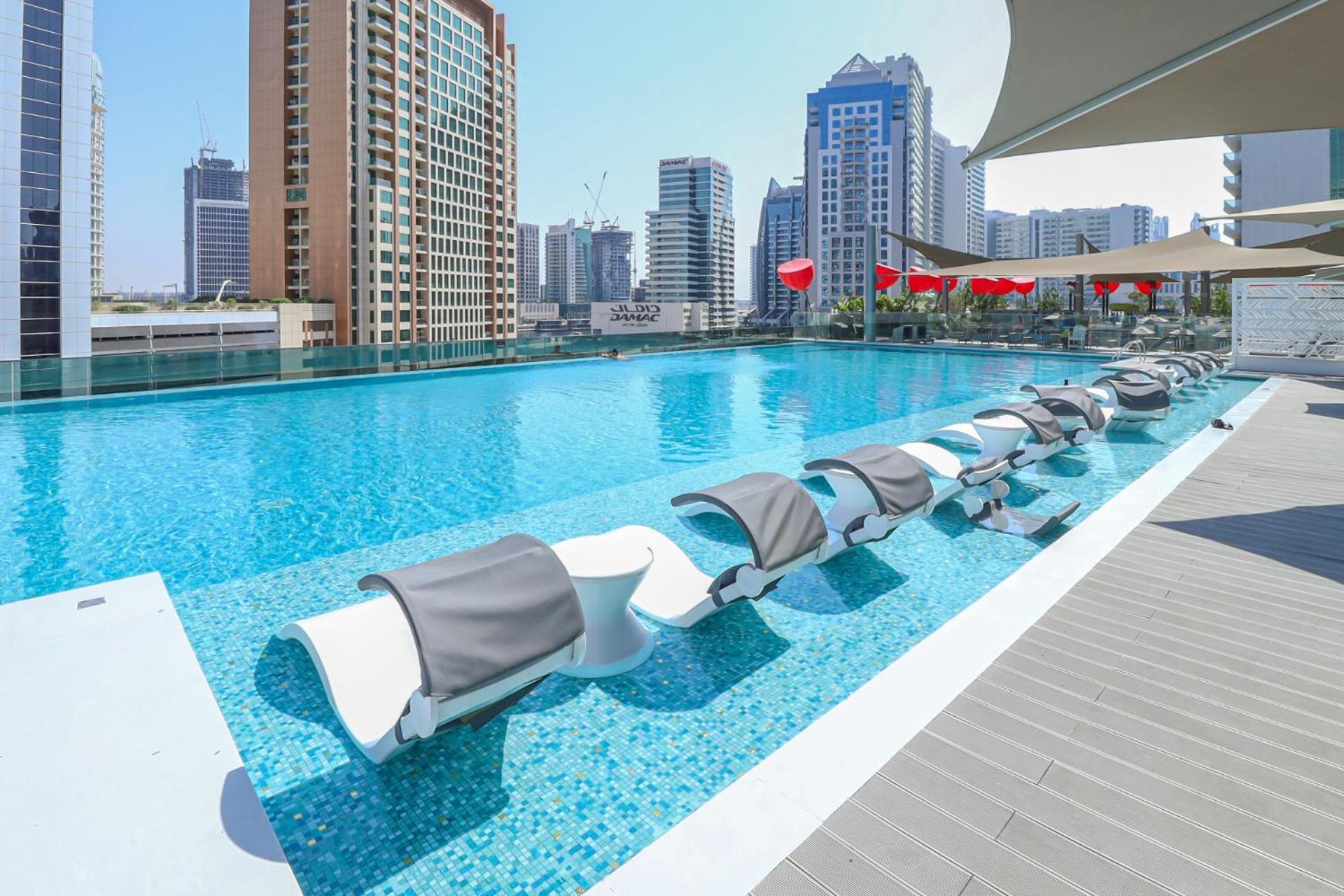 Chic With Balcony 5 Mins Walk To Mall Dubai