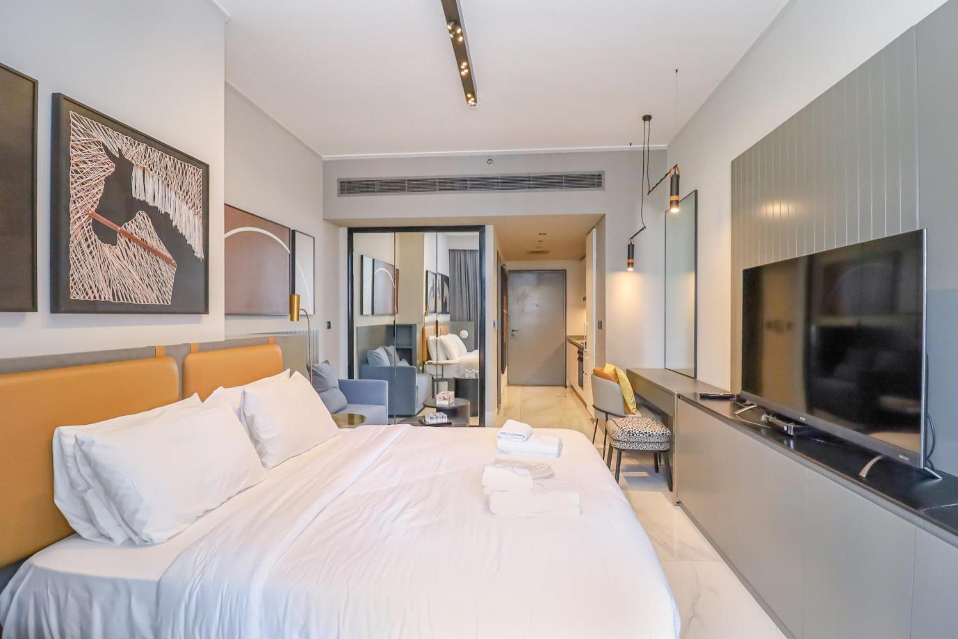 Chic With Balcony 5 Mins Walk To Mall Apartment *