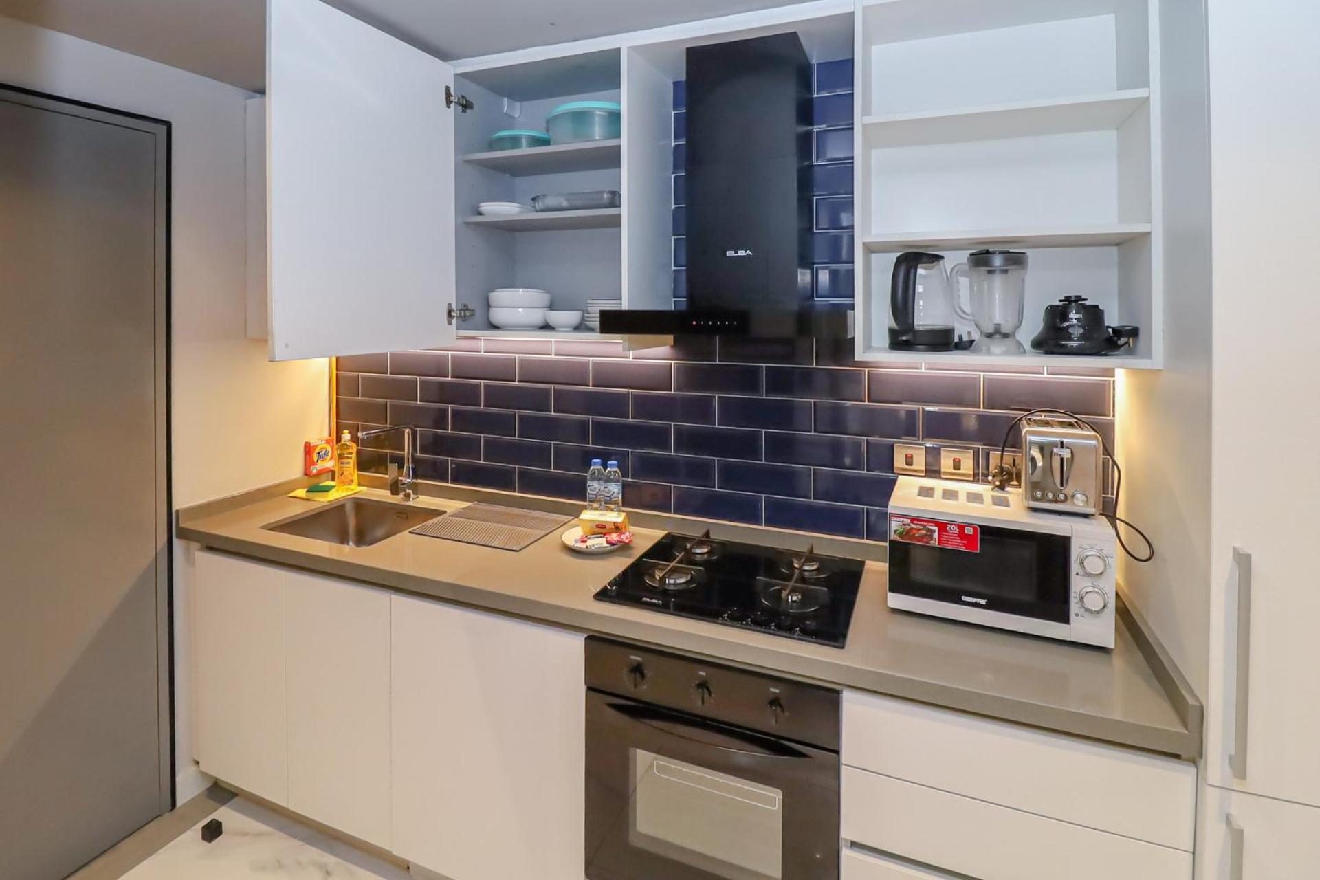 Chic With Balcony 5 Mins Walk To Mall Apartment
