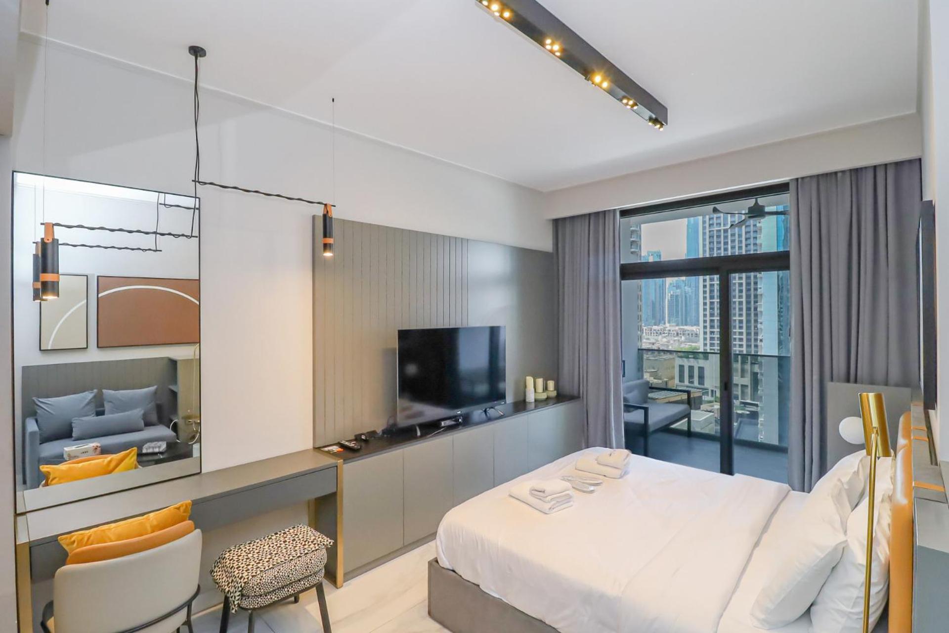 Chic With Balcony 5 Mins Walk To Mall