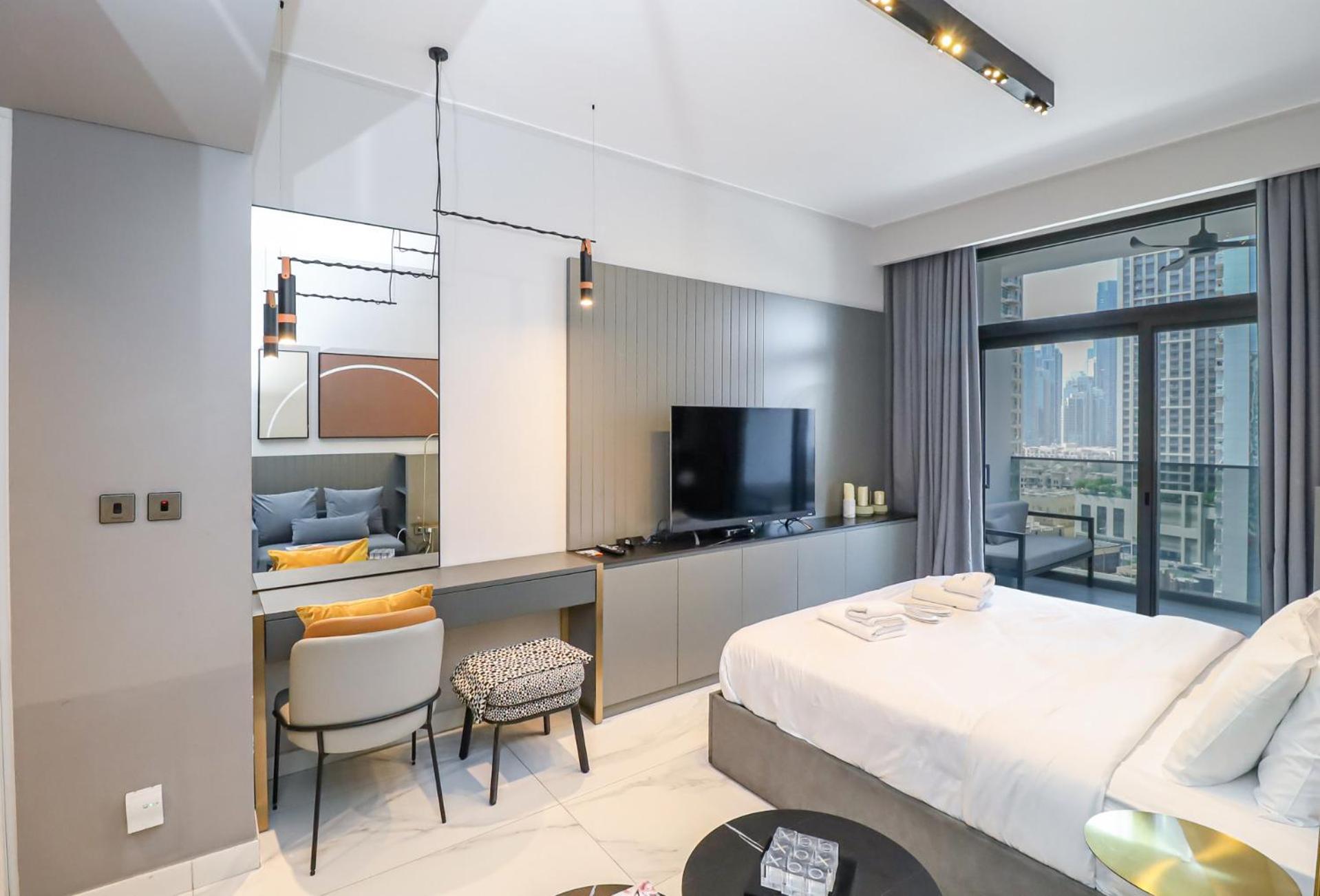 Chic With Balcony 5 Mins Walk To Mall Apartment *