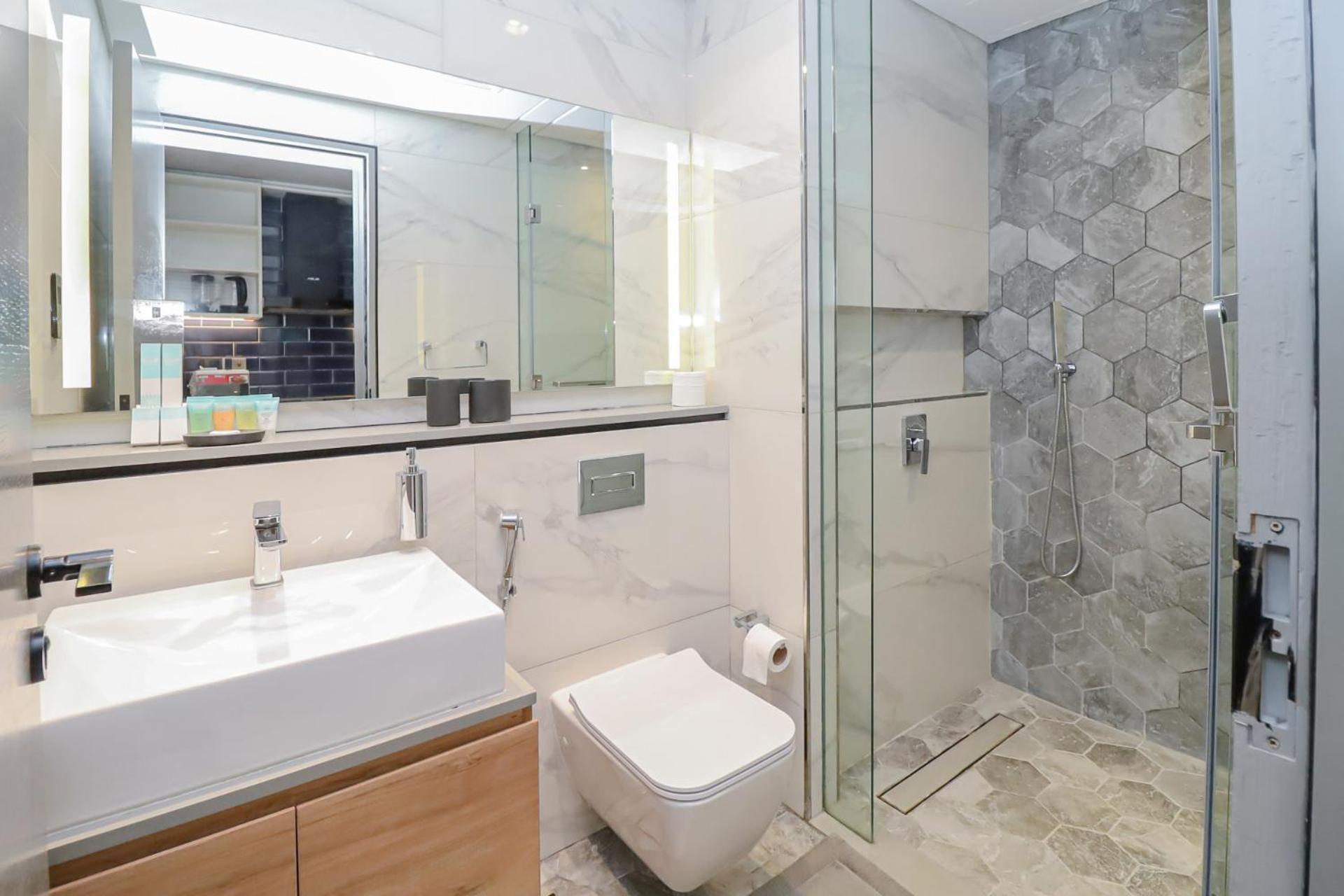 Chic With Balcony 5 Mins Walk To Mall Apartment