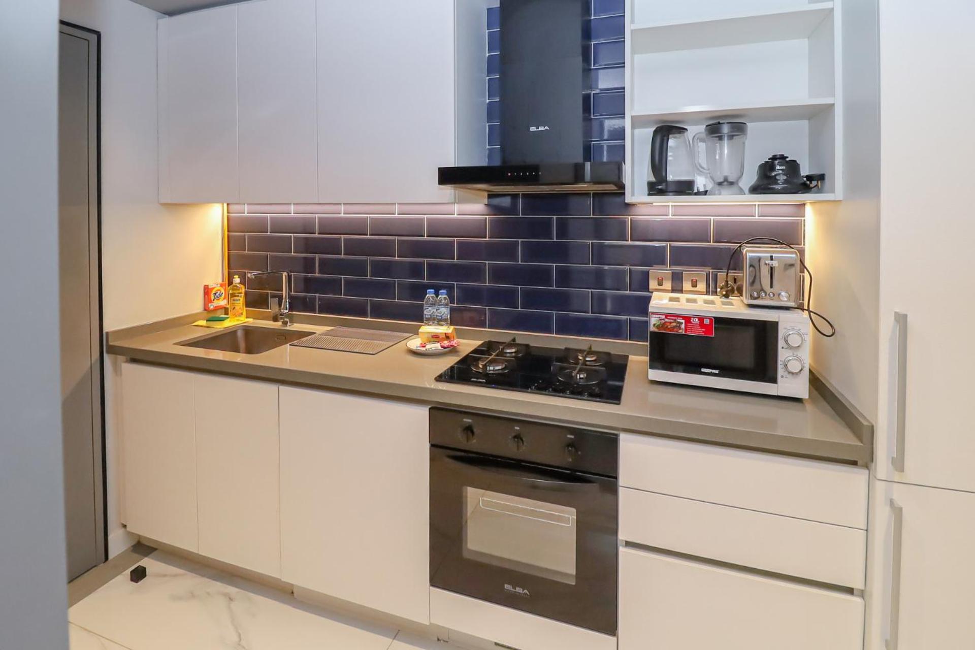 Chic With Balcony 5 Mins Walk To Mall * Dubai