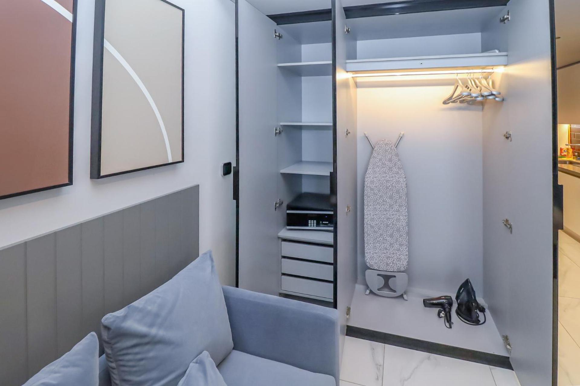 Chic With Balcony 5 Mins Walk To Mall Apartment
