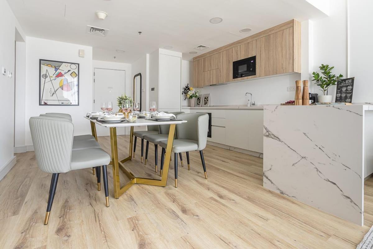 Frank Porter - Continental Tower Apartment *