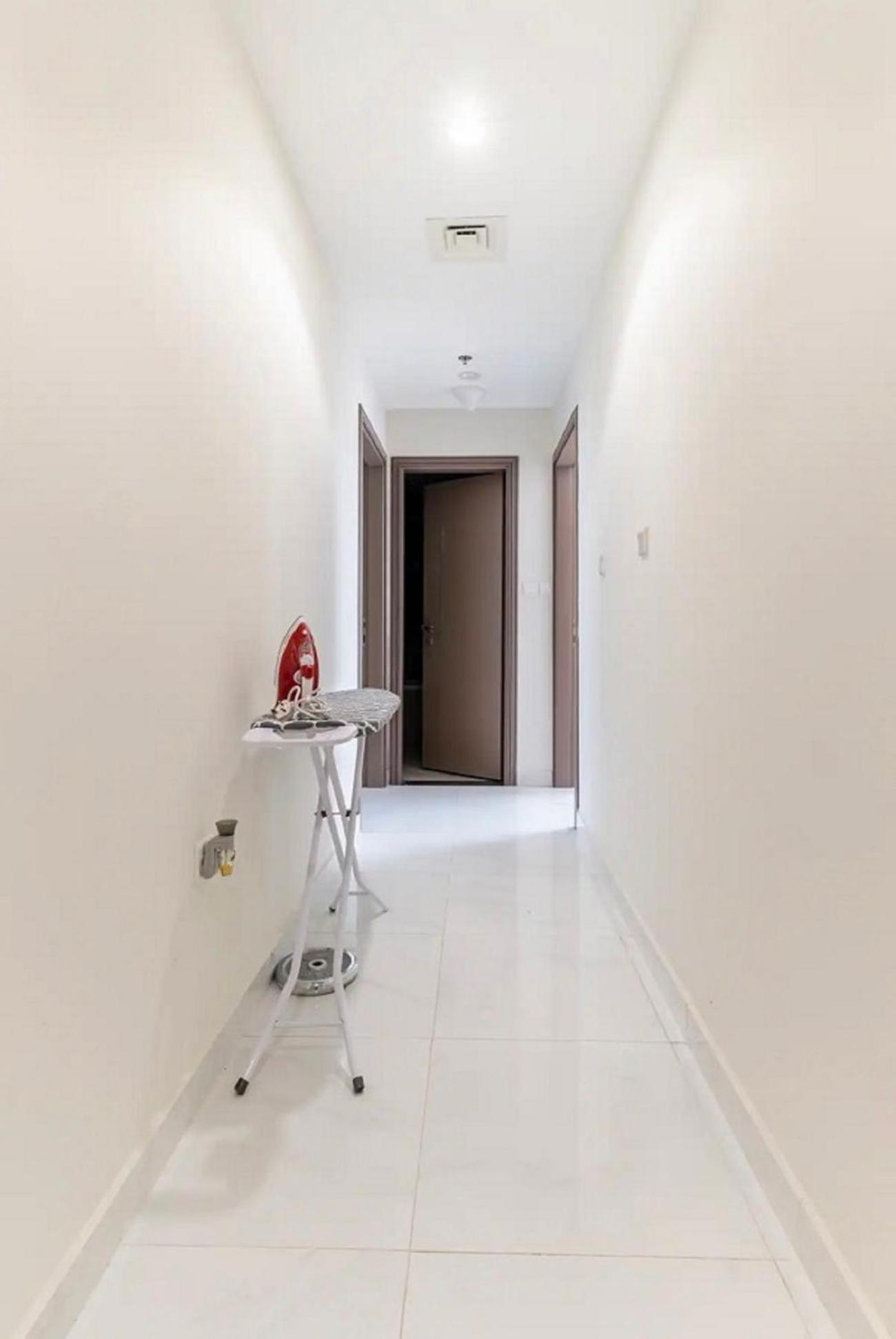 Apartment Bright & Cozy, Near Metro & Downtown, Pool, Gym Dubai