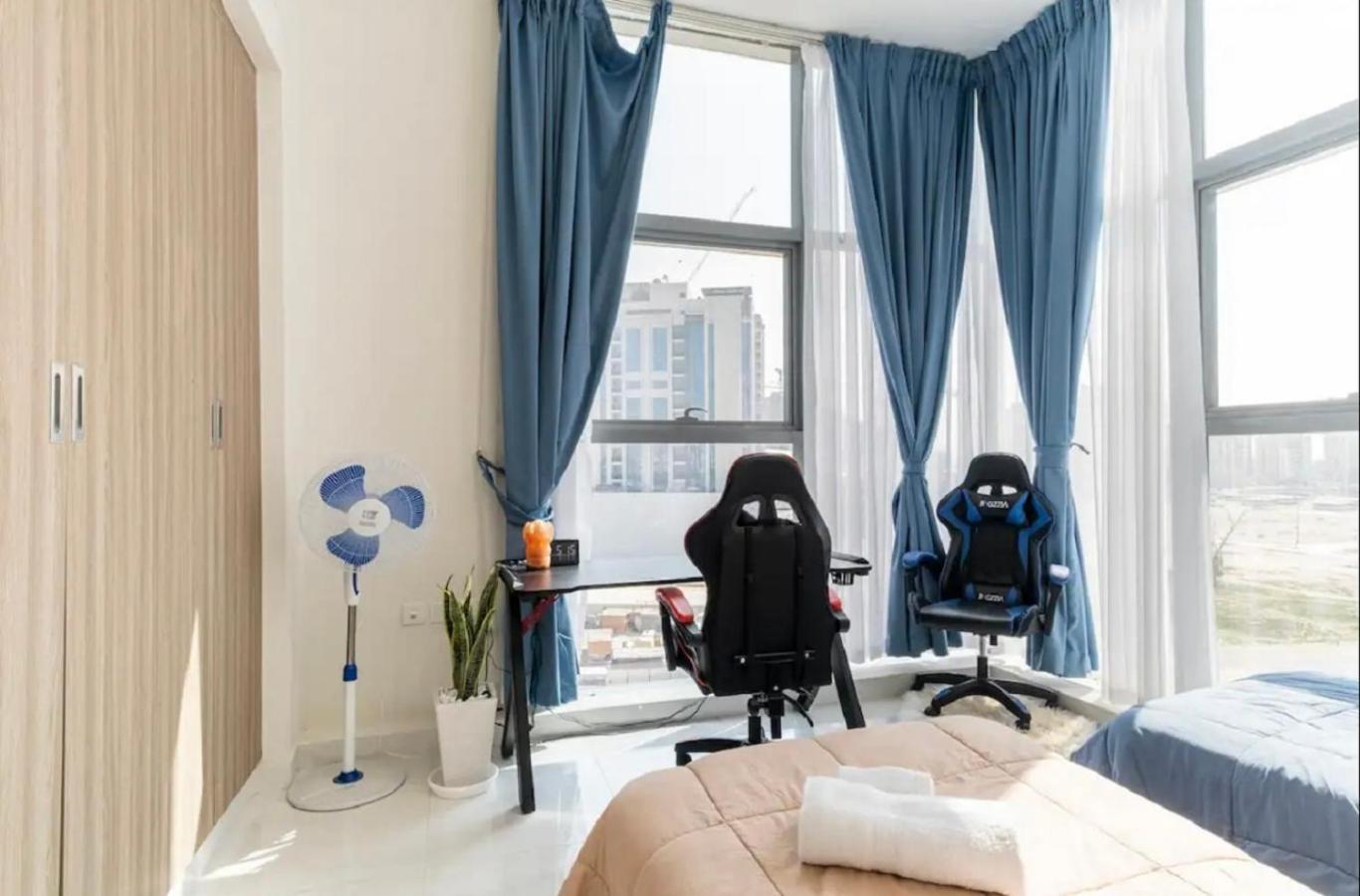 Bright & Cozy, Near Metro & Downtown, Pool, Gym Apartment Dubai