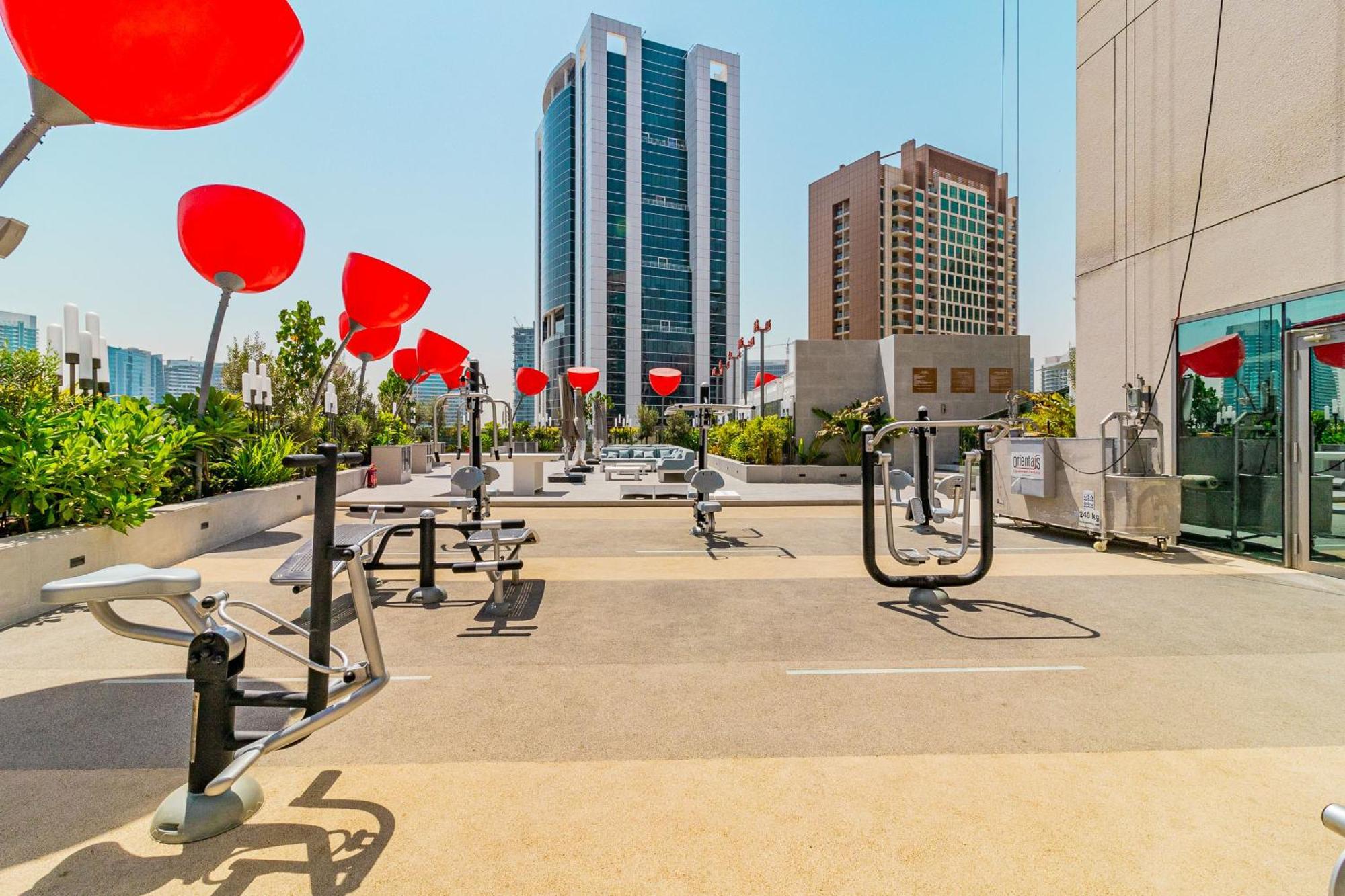 Apartment Chic With Balcony 5 Mins Walk To Mall Dubai