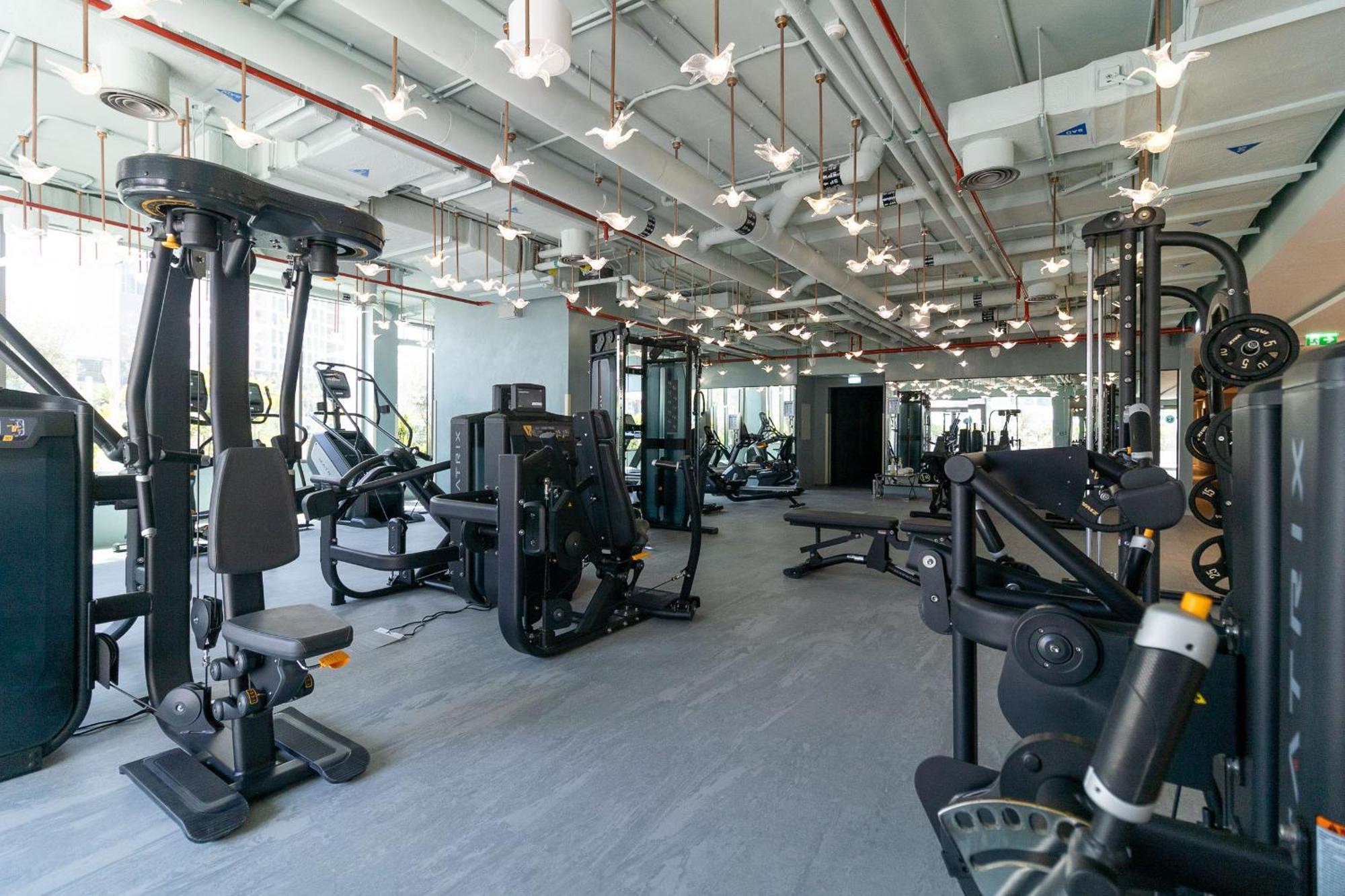 Chic With Balcony 5 Mins Walk To Mall Apartment *