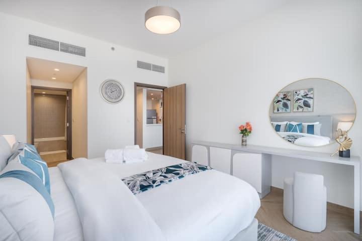 Vogue Al Wasl 1 West 13th Floor With Large Balcony For View Of Sheikh Zaid Road And One Za'abeel Tower And Burj Khalifa, Walkable To Metro With Easy Access To Sheikh Zayed Road & World Trade Centre Apartment
