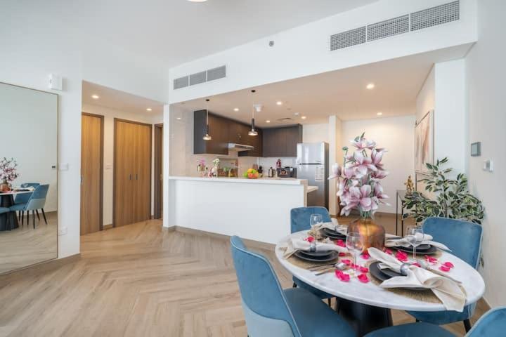 Vogue Al Wasl 1 West 13th Floor With Large Balcony For View Of Sheikh Zaid Road And One Za'abeel Tower And Burj Khalifa, Walkable To Metro With Easy Access To Sheikh Zayed Road & World Trade Centre Apartment *